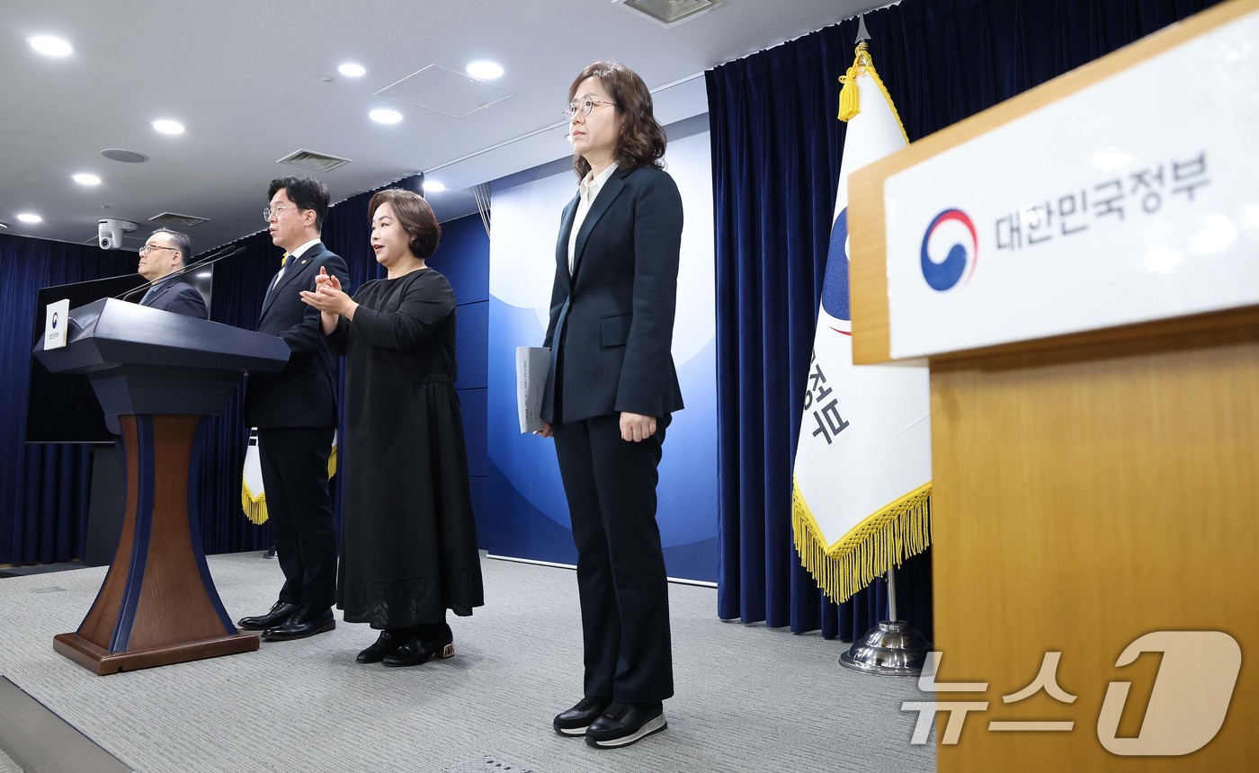 (서울=뉴스1) 임세영 기자 = 김영훈 고용노동부 장관이 24일 오전 서울 종로구 정부서울청사에서 개정 노조법 하위법령 관련 브리핑을 하고 있다. 2025.11.24/뉴스1