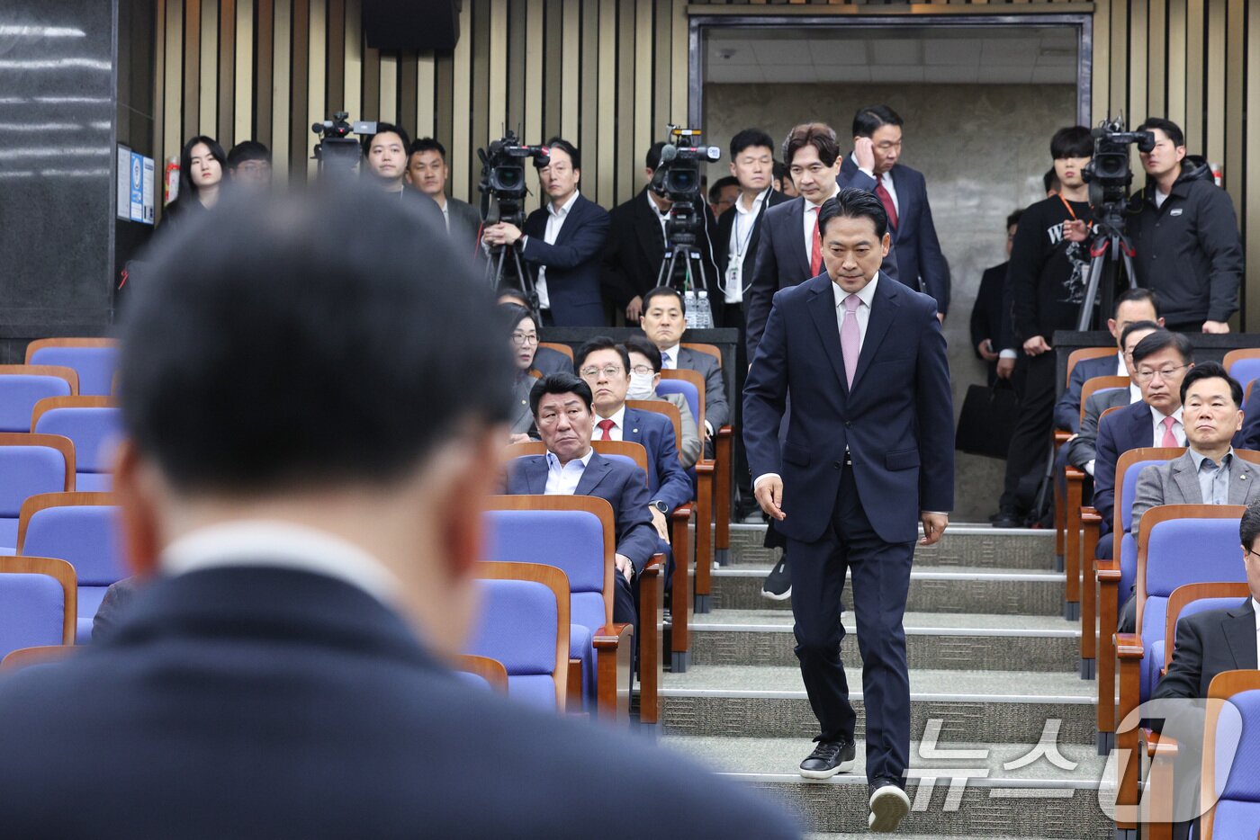 본문 이미지 - 장동혁 국민의힘 대표가 24일 서울 여의도 국회에서 열린 의원총회에 참석하고 있다. 2025.11.24/뉴스1 ⓒ News1 신웅수 기자