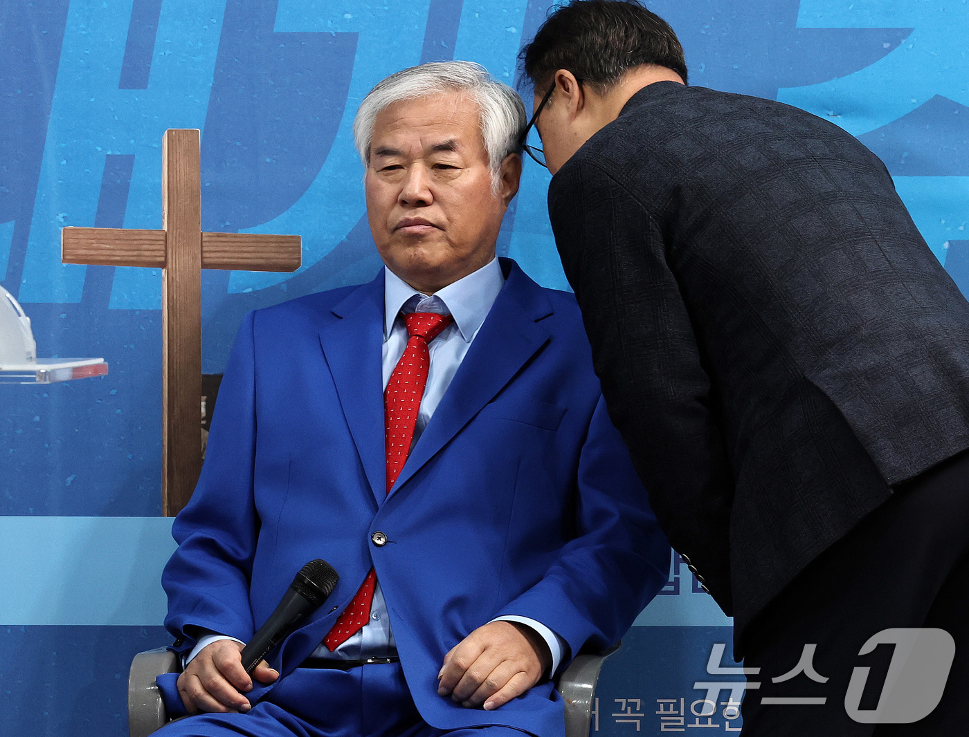 (서울=뉴스1) 구윤성 기자 = 24일 오전 서울 성북구 사랑제일교회에서 전광훈 목사가 '국민저항권' 관련 기자회견에서 발언을 마친 뒤 관계자와 대화하고 있다. 2025.11.24 …