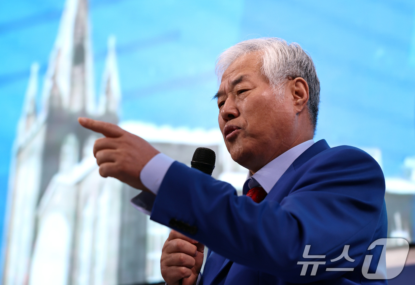 (서울=뉴스1) 구윤성 기자 = 24일 오전 서울 성북구 사랑제일교회에서 전광훈 목사가 '국민저항권' 관련 기자회견을 하고 있다. 2025.11.24/뉴스1