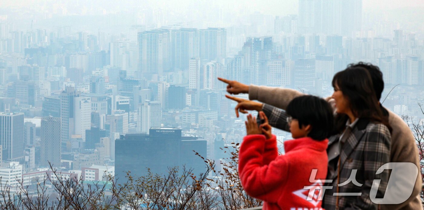 본문 이미지 -  서울 용산구 남산에서 바라본 서울시내 아파트 단지 모습. 2025.11.24/뉴스1 ⓒ News1 이호윤 기자