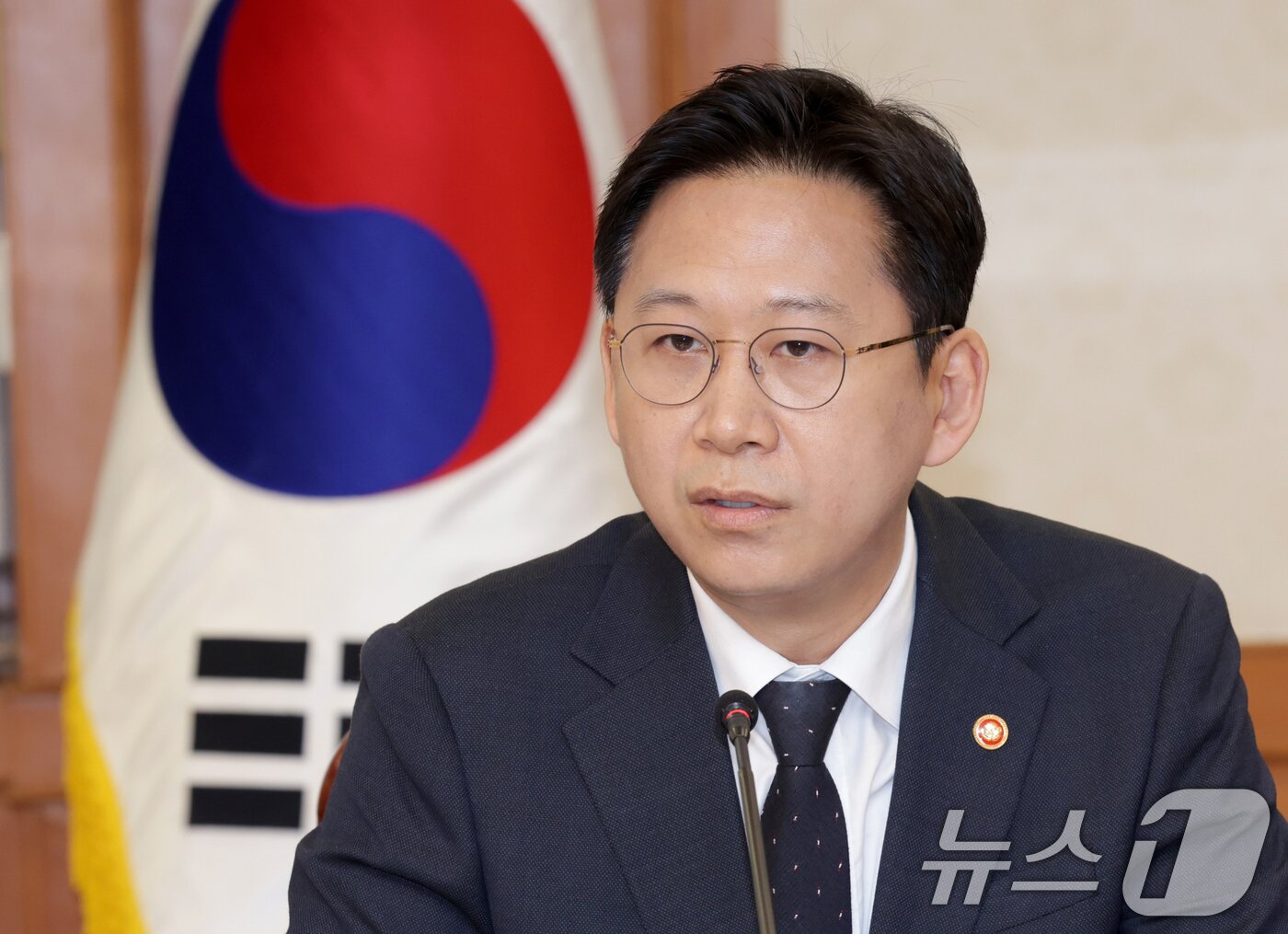 본문 이미지 - 배경훈 과기부총리 겸 과학기술정보통신부 장관이 24일 오전 서울 종로구 정부서울청사에서 열린 과학기술관계장관회의에서 발언하고 있다. (공동취재) 2025.11.24/뉴스1 ⓒ News1 임세영 기자