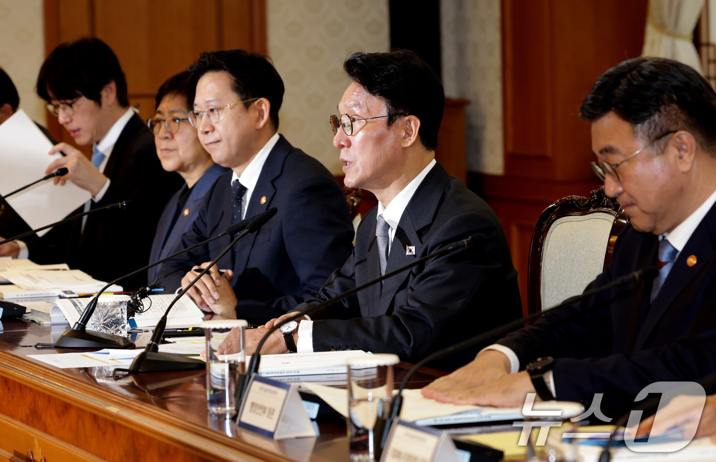 (서울=뉴스1) 임세영 기자 = 김민석 국무총리가 24일 오전 서울 종로구 정부서울청사에서 열린 과학기술관계장관회의에서 발언하고 있다.왼쪽부터 하정우 대통령실 AI미래기획수석, 정 …