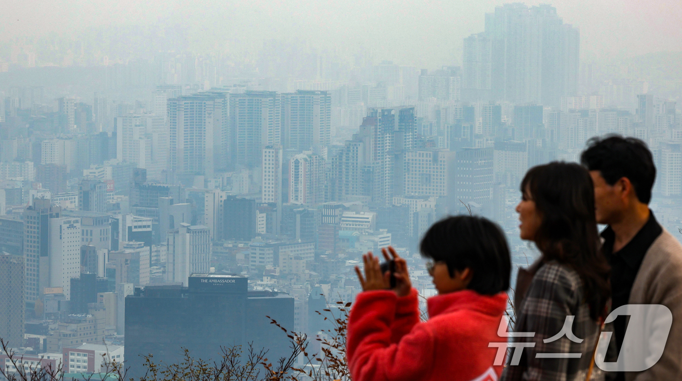 (서울=뉴스1) 이호윤 기자 = 지난 23일 KB부동산이 발표한 11월 전국 주택가격 동향에 따르면 서울 아파트 매매가격은 전달 대비 1.72% 올라 올해 최고 상승률을 기록한 지 …