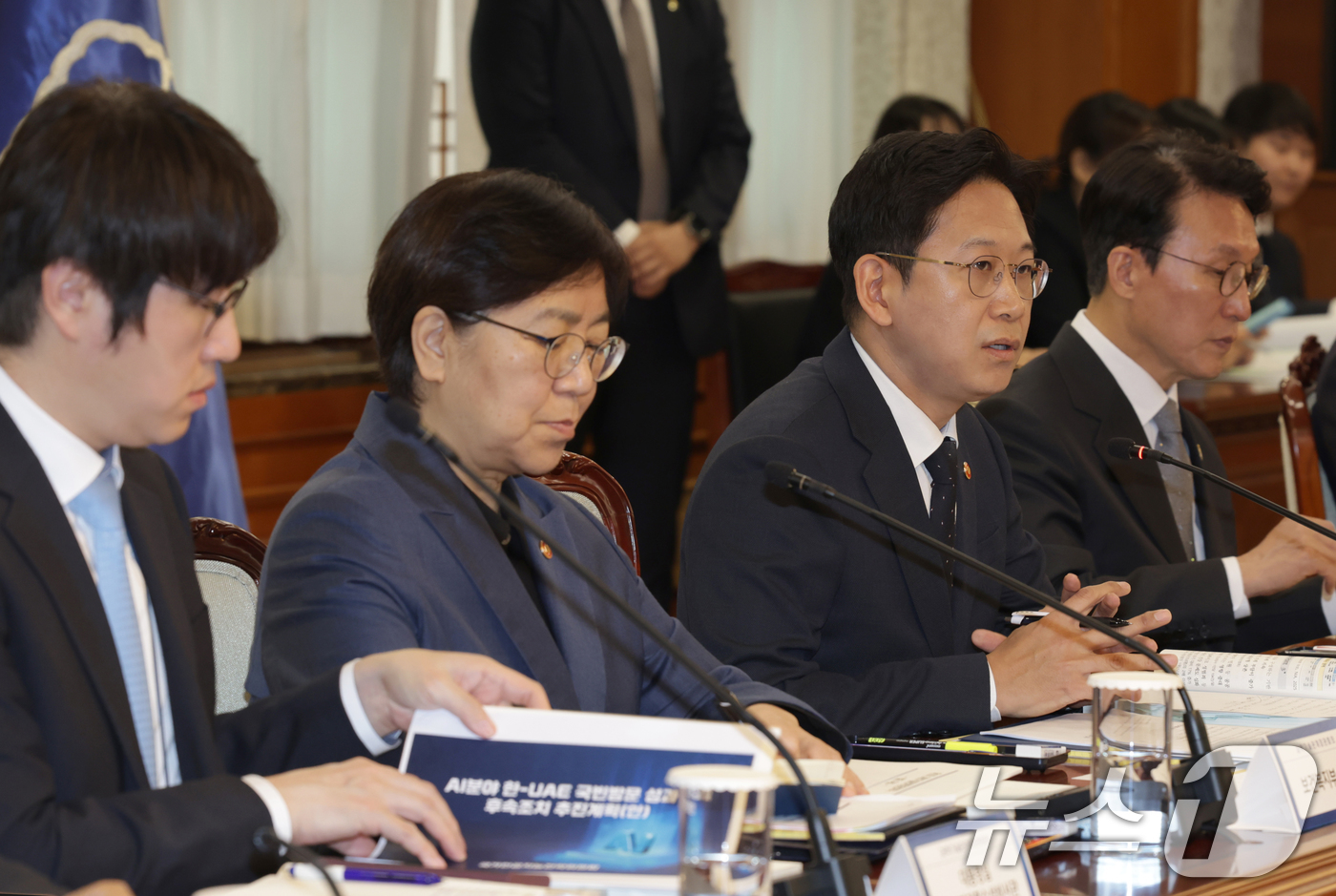 (서울=뉴스1) 임세영 기자 = 배경훈 과기부총리 겸 과학기술정보통신부 장관이 24일 오전 서울 종로구 정부서울청사에서 열린 과학관계장관회의에서 발언하고 있다.왼쪽부터 하정우 대통 …