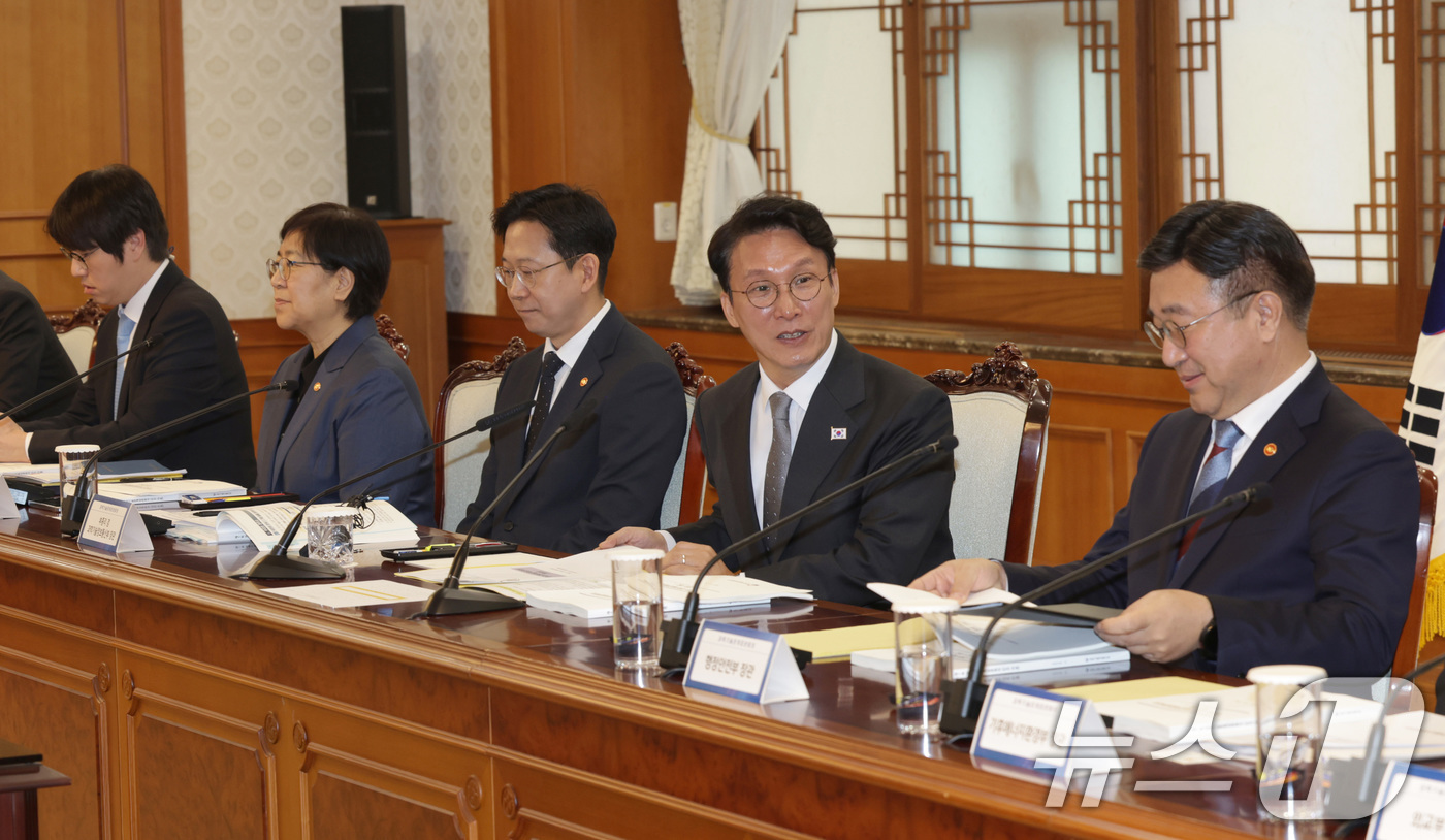 (서울=뉴스1) 임세영 기자 = 김민석 국무총리가 24일 오전 서울 종로구 정부서울청사에서 열린 과학기술관계장관회의에서 발언하고 있다.왼쪽부터 하정우 대통령실 AI미래기획수석, 정 …