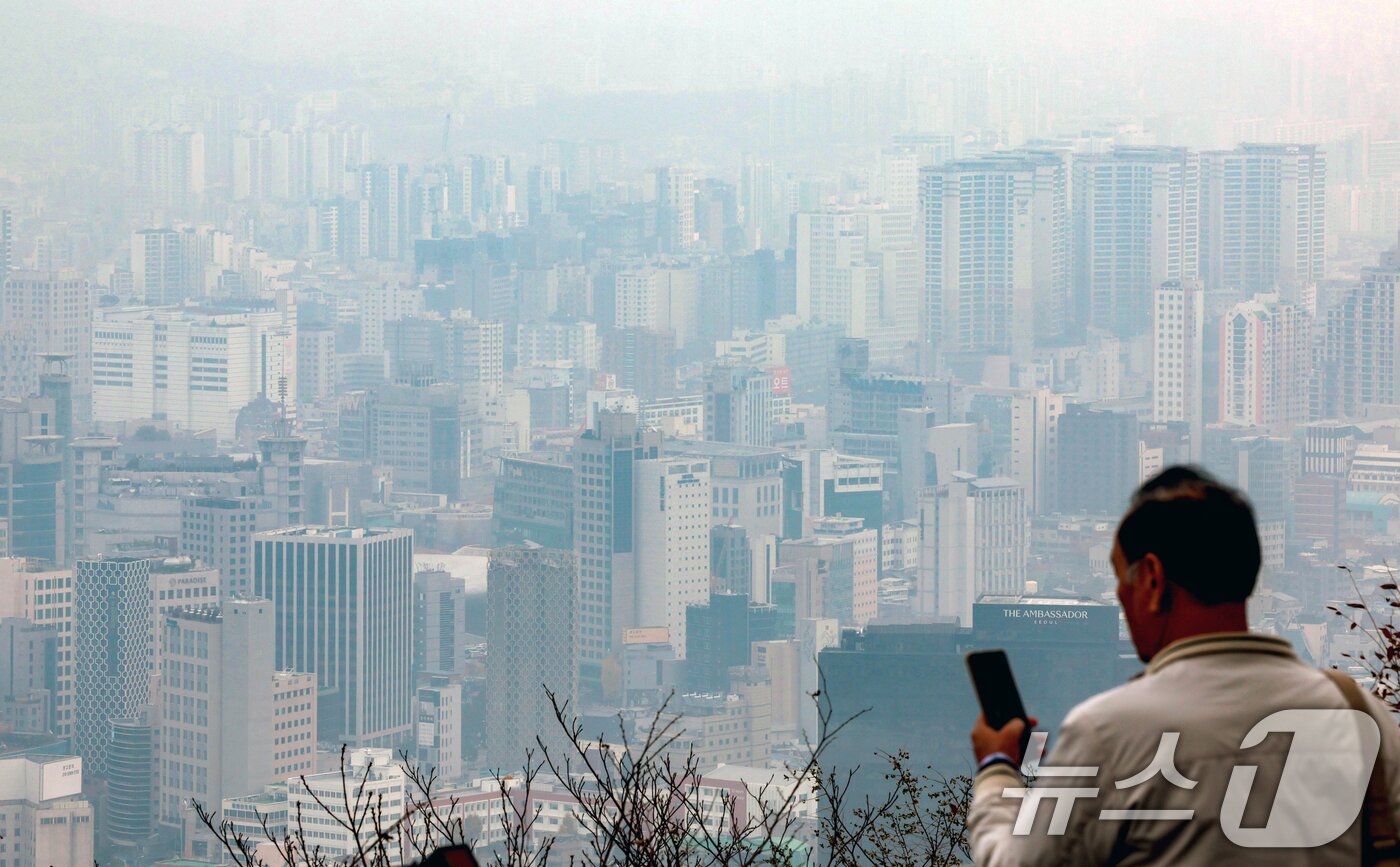 본문 이미지 - 서울 용산구 남산에서 바라본 서울시내 아파트 단지 모습. 2025.11.24/뉴스1 ⓒ News1 이호윤 기자