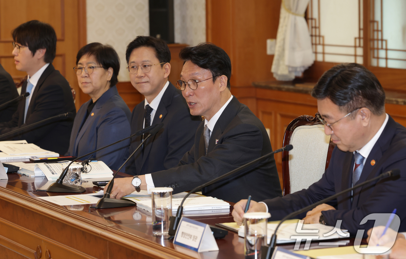 (서울=뉴스1) 임세영 기자 = 김민석 국무총리가 24일 오전 서울 종로구 정부서울청사에서 열린 과학기술관계장관회의에서 발언하고 있다.왼쪽부터 하정우 대통령실 AI미래기획수석, 정 …