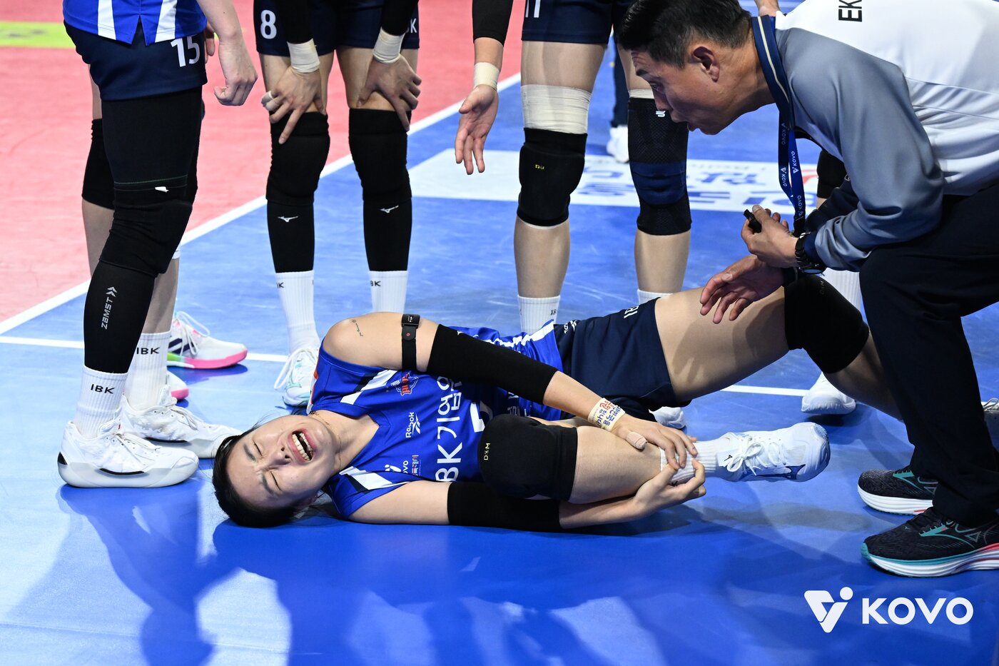 본문 이미지 - 부상당한 기업은행 김하경. &#40;KOVO 제공&#41;