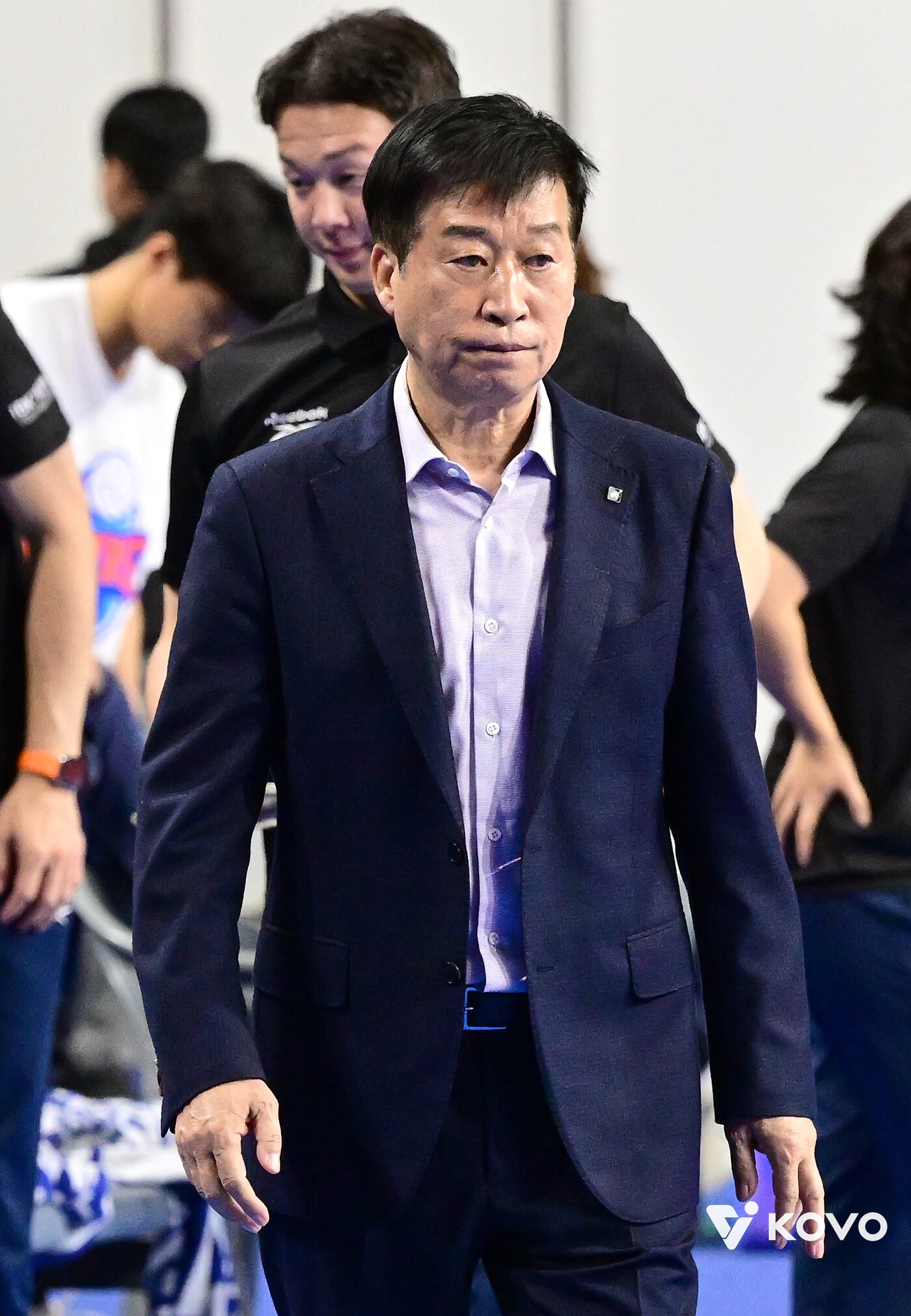 본문 이미지 - 씁쓸하게 퇴장한 김호철 감독. &#40;KOVO 제공&#41;