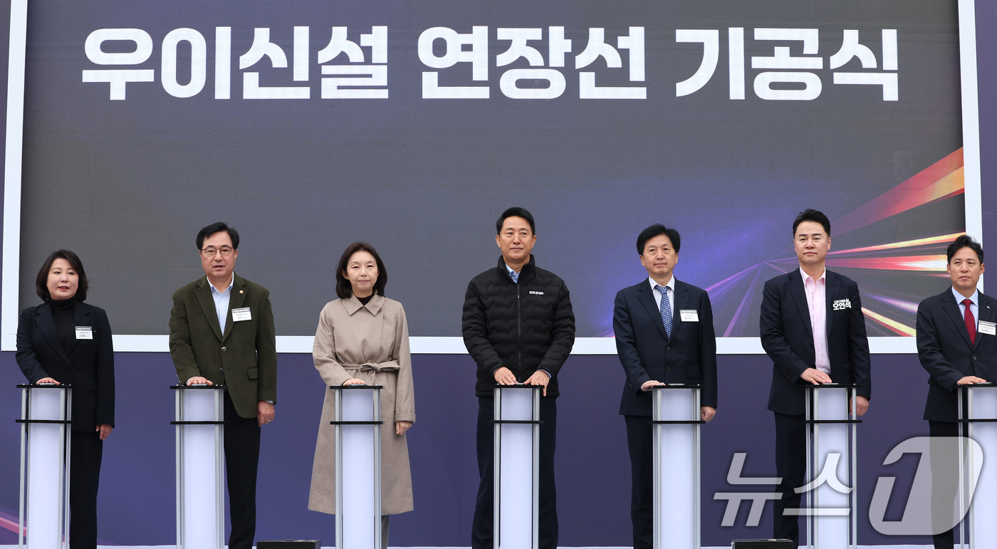 (서울=뉴스1) 장수영 기자 = 24일 오전 서울 도봉구 방학사계광장에서 열린 우이신설선 연장선 기공식에서 오세훈 서울시장(가운데), 오기형 더불어민주당 의원(왼쪽 다섯번째), 최 …