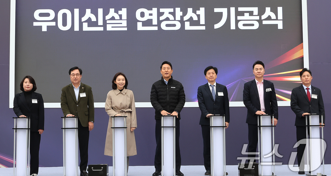 (서울=뉴스1) 장수영 기자 = 24일 오전 서울 도봉구 방학사계광장에서 열린 우이신설선 연장선 기공식에서 오세훈 서울시장(가운데), 오기형 더불어민주당 의원(왼쪽 다섯번째), 최 …