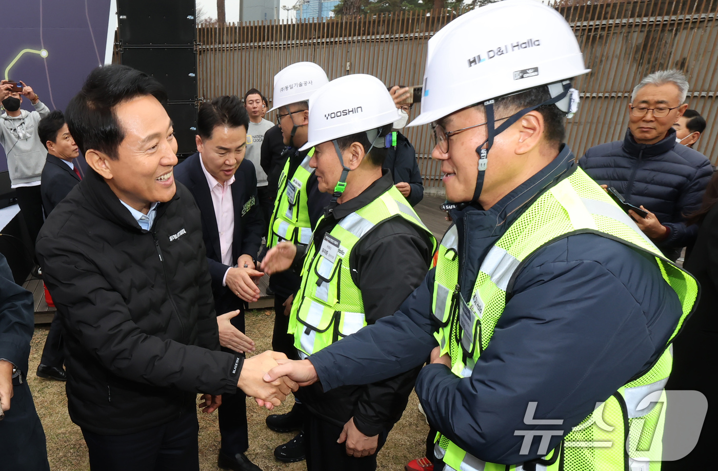 (서울=뉴스1) 장수영 기자 = 오세훈 서울시장이 24일 오전 서울 도봉구 방학사계광장에서 열린 우이신설선 연장선 기공식에서 건설사 관계자들과 인사하고 있다. 2025.11.24/ …
