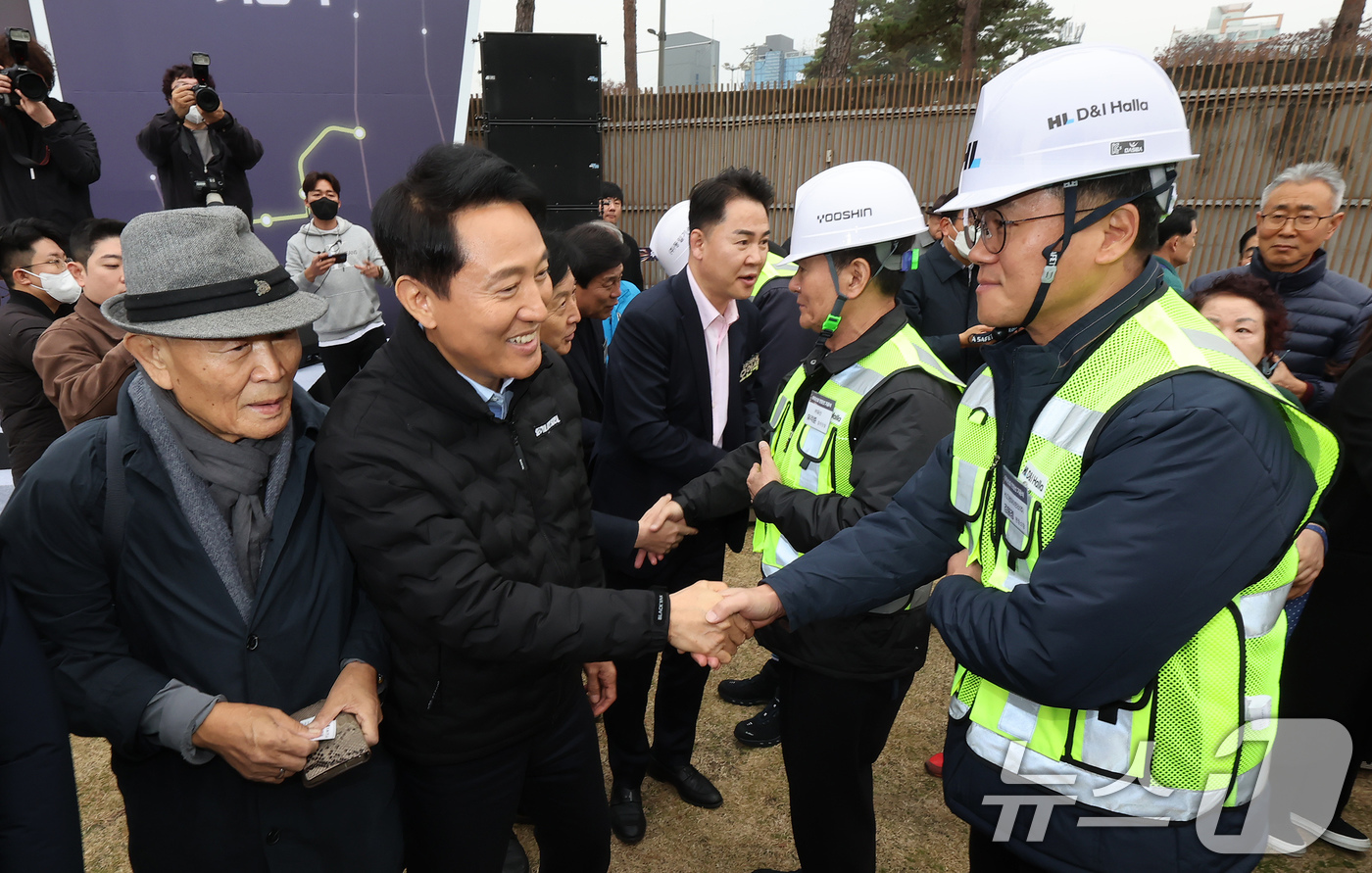(서울=뉴스1) 장수영 기자 = 오세훈 서울시장이 24일 오전 서울 도봉구 방학사계광장에서 열린 우이신설선 연장선 기공식에서 건설사 관계자들과 인사하고 있다. 2025.11.24/ …