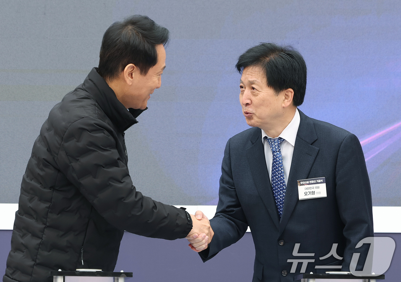 (서울=뉴스1) 장수영 기자 = 오세훈 서울시장이 24일 오전 서울 도봉구 방학사계광장에서 열린 우이신설선 연장선 기공식을 마친 뒤 오기형 더불어민주당 의원과 악수하고 있다. 20 …