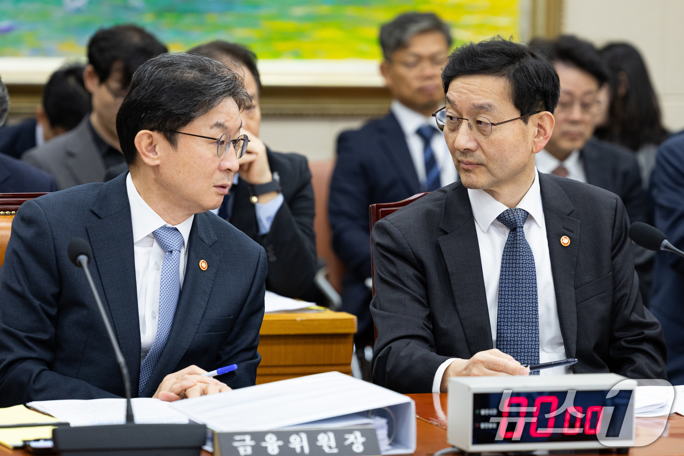 (서울=뉴스1) 유승관 기자 = 윤창렬 국무조정실장(오른쪽)과 이억원 금융위원장이 24일 서울 여의도 국회에서 열린 제429회 국회(정기회) 정무위원회 제10차 전체회의에 출석해 …