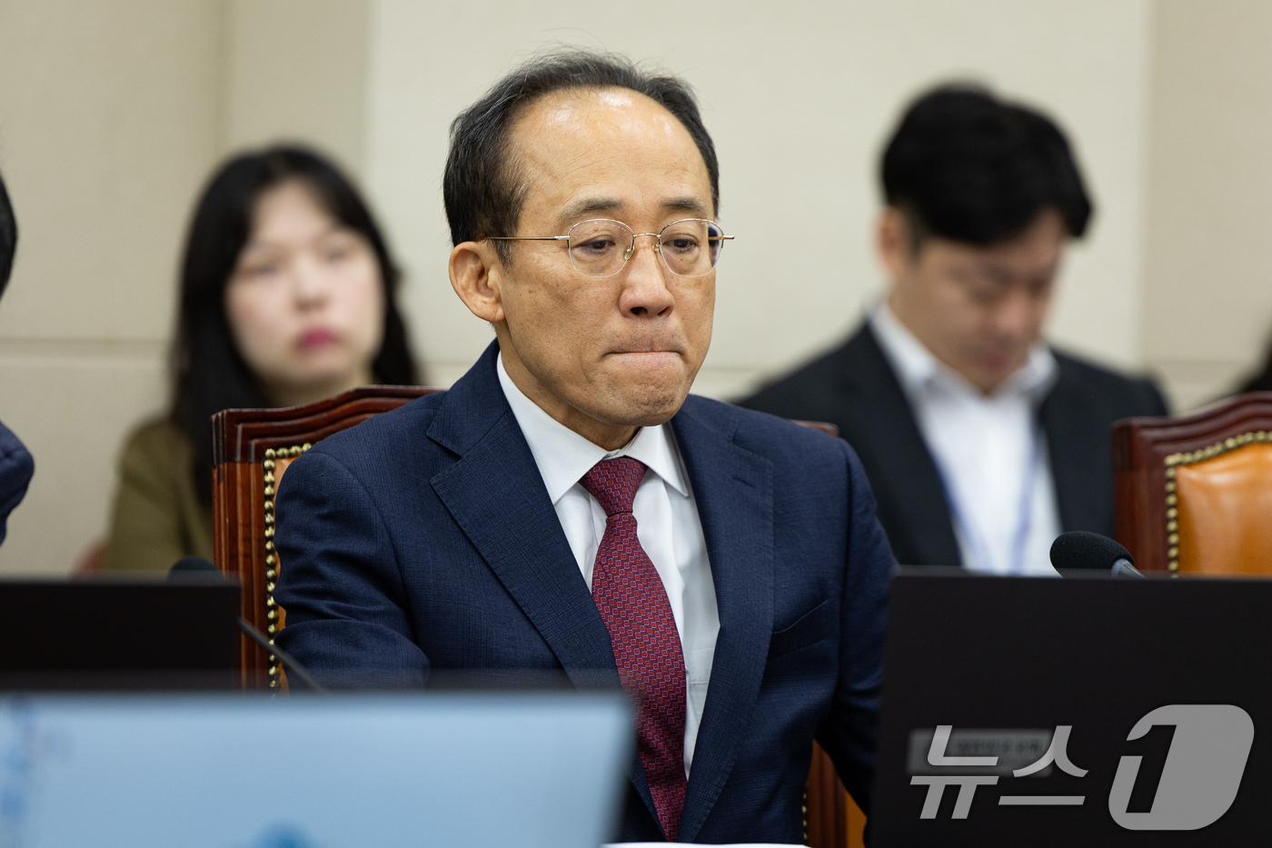 (서울=뉴스1) 유승관 기자 = 추경호 국민의힘 의원이 24일 서울 여의도 국회에서 열린 제429회 국회(정기회) 정무위원회 제10차 전체회의에서 참석해 자료를 바라보고 있다. 2 …