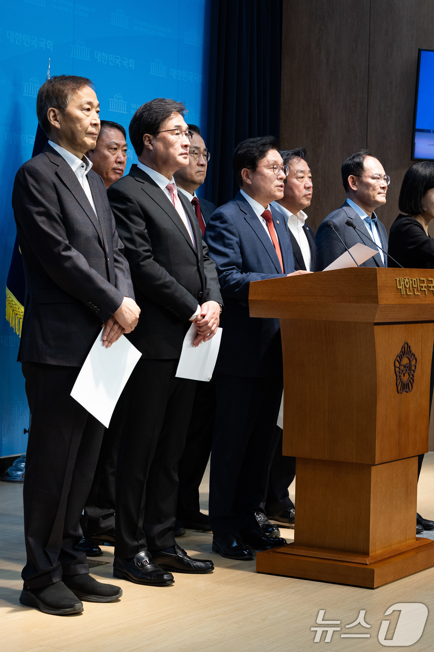 (서울=뉴스1) 유승관 기자 = 국회 예산결산특별위원회 국민의힘 박형수 간사를 비롯한 의원들이 24일 서울 여의도 국회 소통관에서 2026년도 예산안 관련 기자회견을 하고 있다. …