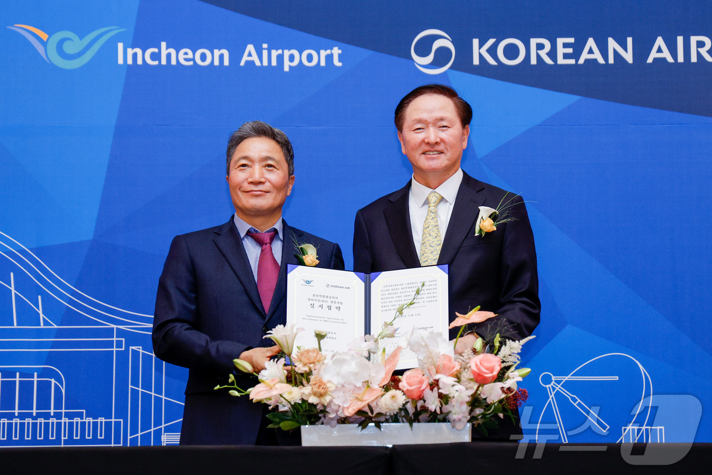 (인천=뉴스1) 안은나 기자 = 이학재 인천국제공항공사 사장(왼쪽)과 우기홍 대한항공 부회장이 24일 인천 중구 그랜드 하얏트에서 열린 '첨단복합항공단지 정비시설(H3) 개발사업 …