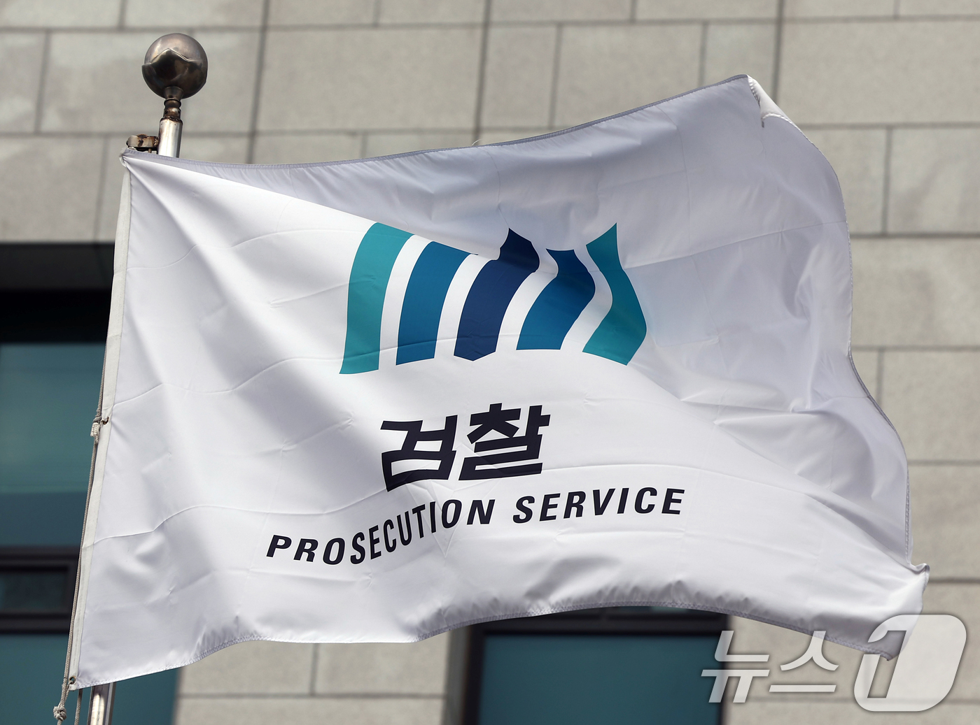 (서울=뉴스1) 김민지 기자 = 대장동 사건 1심 항소 포기에 반발한 검사장에 대한 평검사 전보 등을 논의하던 정부가 인사 조치를 하지 않기로 한 것으로 확인됐다.24일 정치권과 …