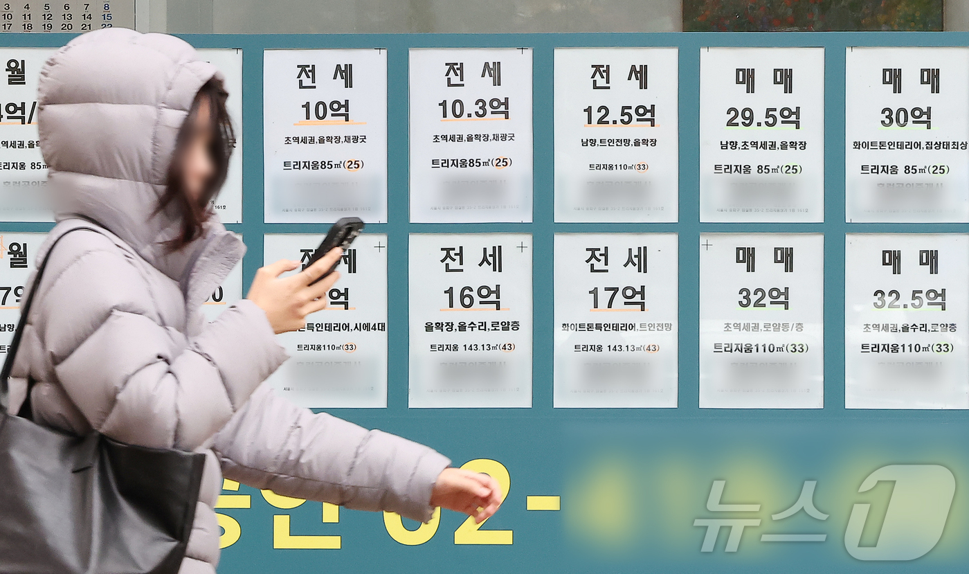 (서울=뉴스1) 김진환 기자 = 10·15 주택시장 안정화 대책 이후 규제지역으로 지정된 서울·경기 지역의 아파트 전셋값이 한 달 새 2% 이상 올랐다.서울은 평균 2.8%, 경기 …