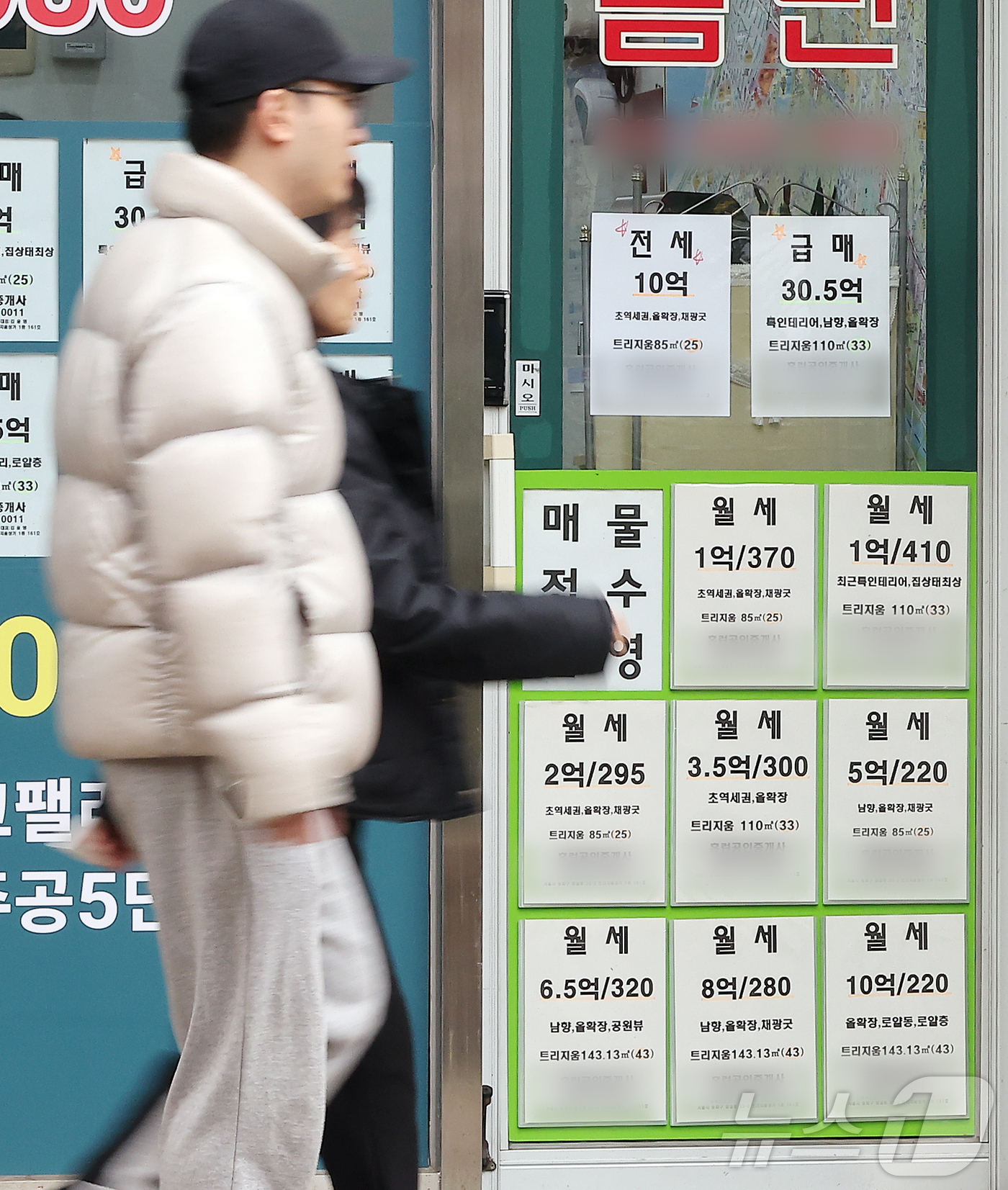 (서울=뉴스1) 김진환 기자 = 10·15 부동산 대책 이후 서울 아파트 전월세 계약이 절반에 육박하는 44.4%가 갱신 계약으로 나타났다.이는 대책 전보다 1.7%p 늘어난 수치 …