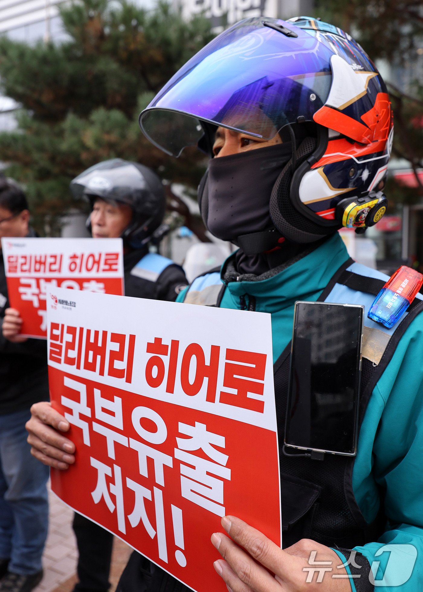 (서울=뉴스1) 박지혜 기자 = 배달플랫폼 노동자들이 24일 서울 송파구 우아한형제들 본사 앞에서 열린 투쟁 선포 기자회견에서 배달의 민족 로드러너 강행 중단과 딜리버리 히어로 국 …