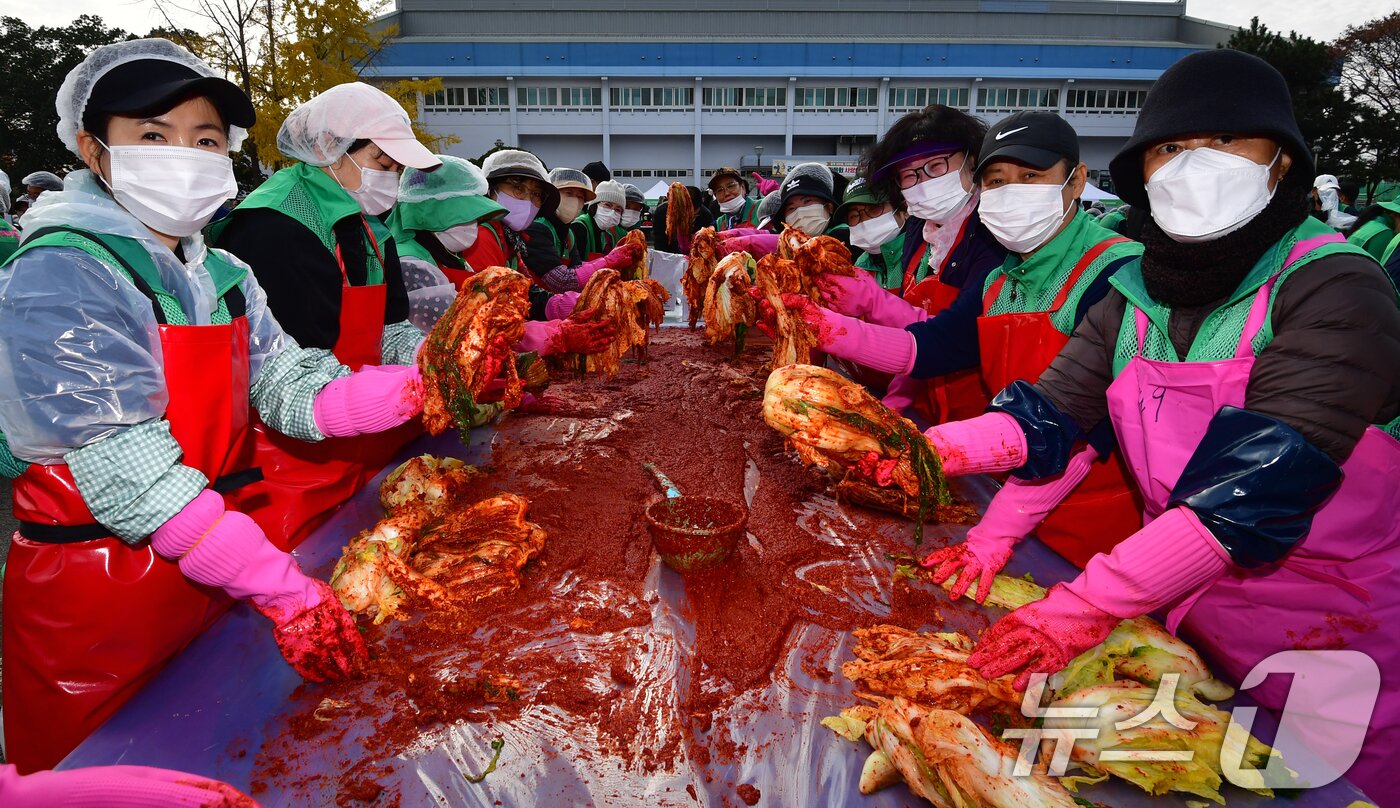 본문 이미지 - 24일 경북 포항실내체육관 앞에서 열린 2025 포항시새마을회 사랑의김장담그기 행사에서 새마을회원들이 배추를 버무리고 있다. 2025.11.24/뉴스1 ⓒ News1 최창호 기자