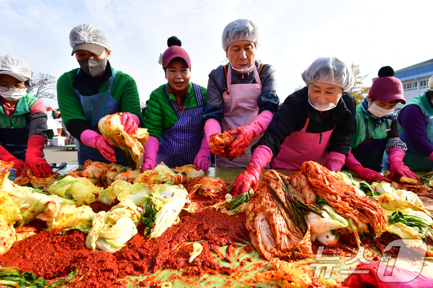 (포항=뉴스1) 최창호 기자 = 이강덕 경북 포항시장과 부인 최혜련 여사가 24일 포항실내체육관 앞에서 열린 2025 포항시새마을회 사랑의김장담그기 행사에서 배추를 버무리고 있다. …