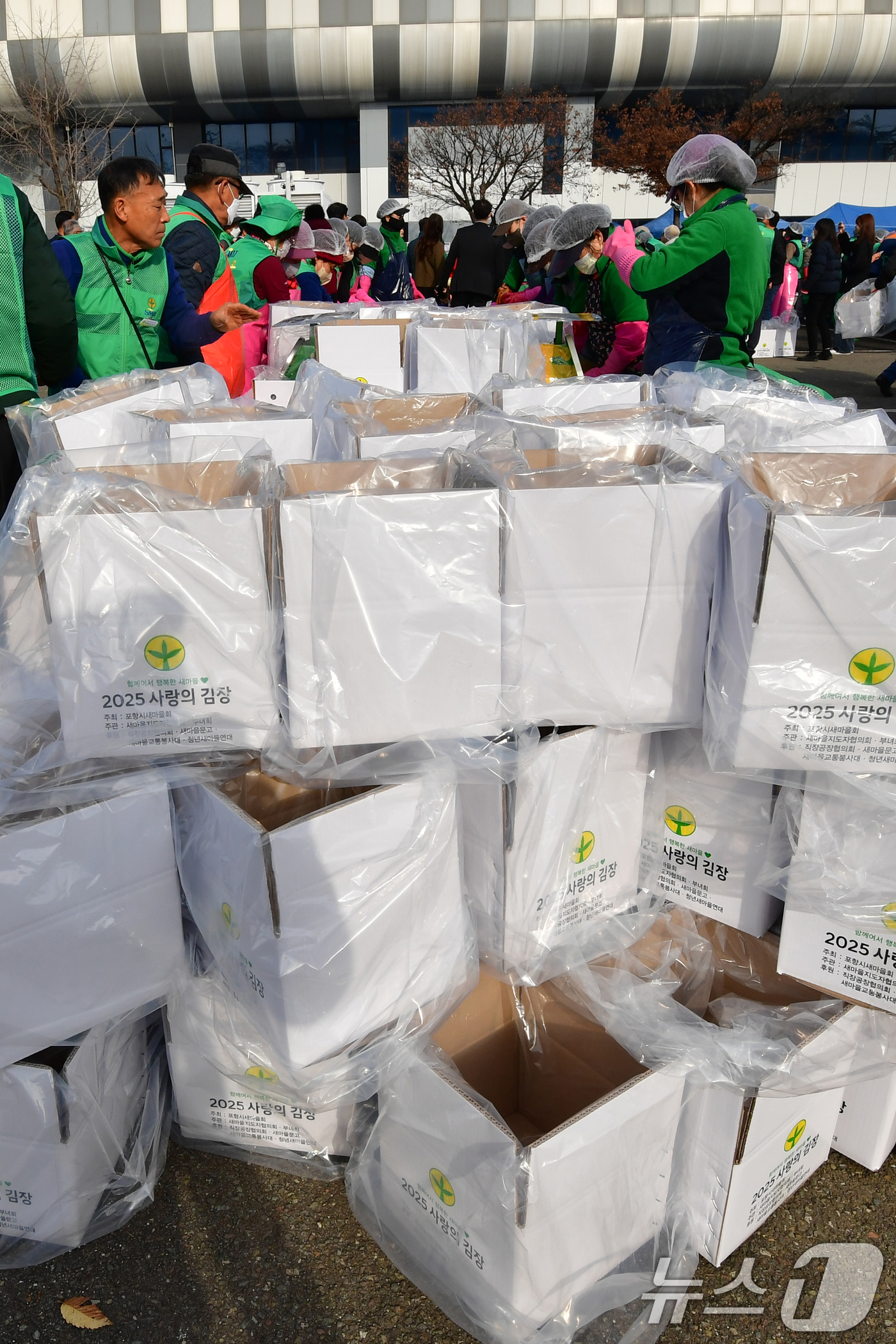 (포항=뉴스1) 최창호 기자 = 이강덕 경북 포항시장이 24일 포항실내체육관 앞에서 열린 2025 포항시새마을회 사랑의김장담그기 행사장에 김장 김치를 담을 박스가 쌓여있다. 202 …