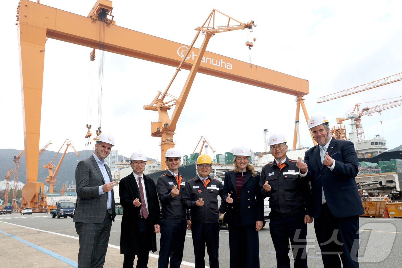 본문 이미지 - 24일 멜라니 졸리 캐나다 산업부 장관&#40;왼쪽 다섯 번째&#41;이 한화오션 거제사업장에서 한화오션과 방위사업청 고위 관계자들과 대형 골리앗 크레인 앞에서 기념사진을 찍고 있다. &#40;한화오션 제공. 재판매 및 DB 금지&#41; 2025.11.24/뉴스1