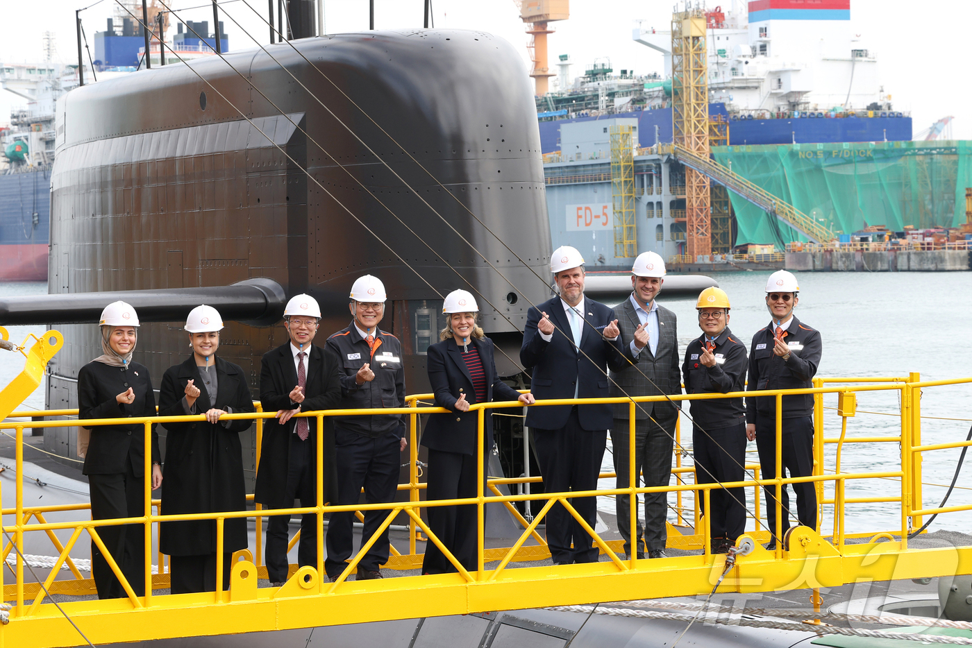 (서울=뉴스1) = 멜라니 졸리 캐나다 산업부 장관(가운데)이 24일 한화오션 거제사업장에서 김희철 한화오션 대표이사(왼쪽 네 번째), 강환석 방위사업청 차장(왼쪽 세 번째) 등과 …