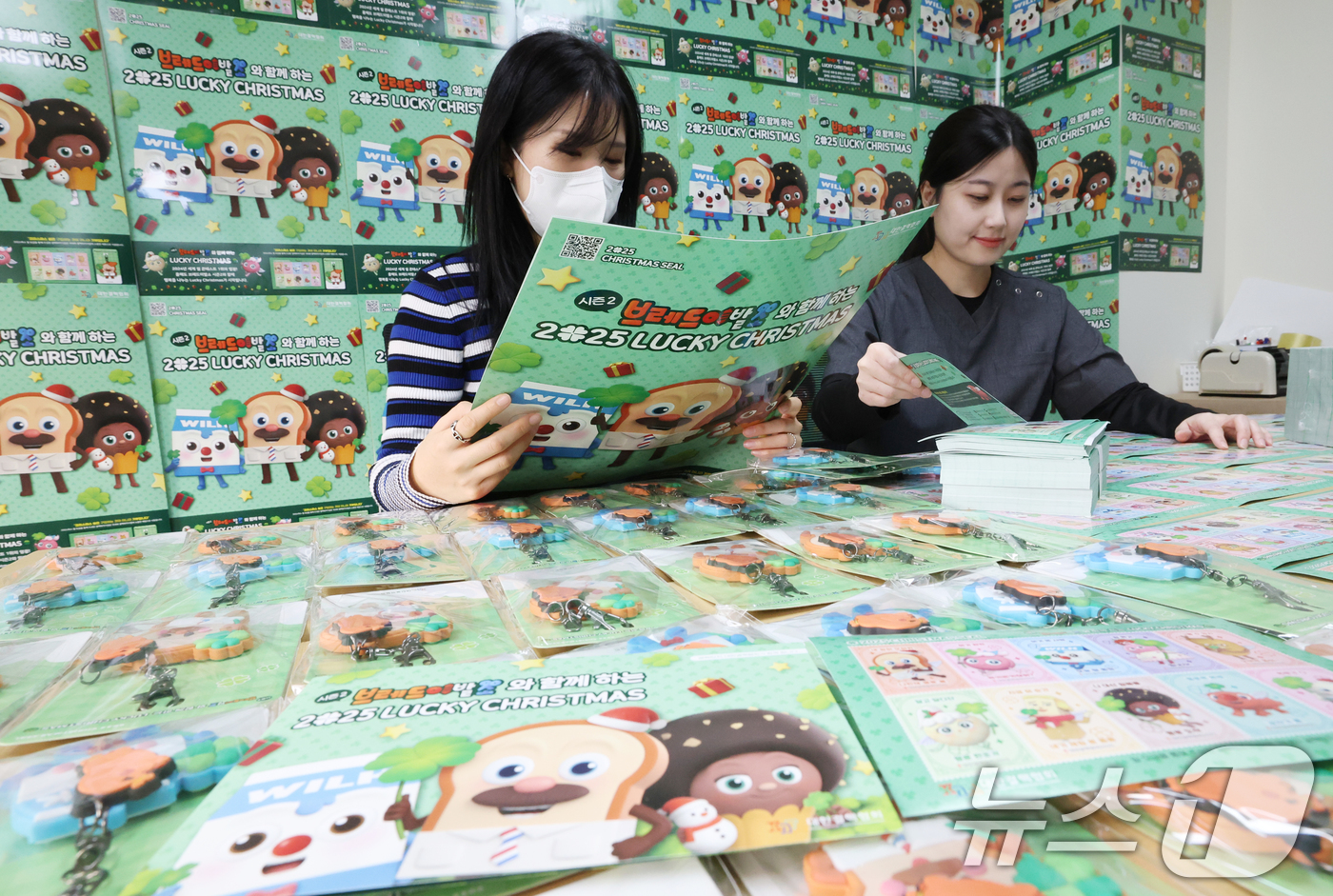 (수원=뉴스1) 김영운 기자 = 24일 경기 수원시 팔달구 대한결핵협회 경기도지부에서 관계자들이 크리스마스 씰을 살펴보고 있다.대한결핵협회는 2025년도 크리스마스 씰 ‘시즌2 브 …