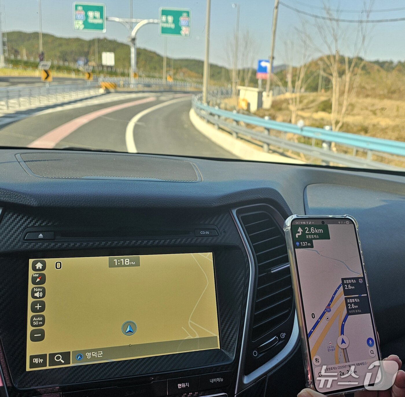 본문 이미지 - 포항~영덕고속도로에 대한 정보가 없는 차량 순정 내비게이션 화면.2025.11.24/뉴스1 최창호 기자 