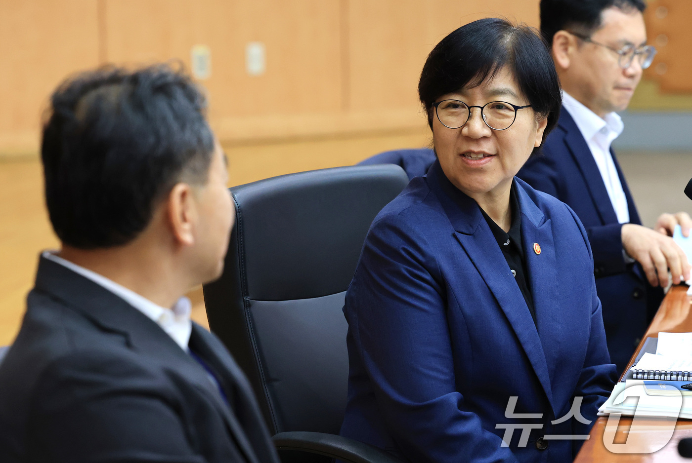 (서울=뉴스1) 임세영 기자 = 정은경 보건복지부 장관이 24일 서울 종로구 정부서울청사 별관 국제회의실에서 열린 제6차 국민연금기금운용위원회 회의에서 대화를 나누고 있다. 202 …