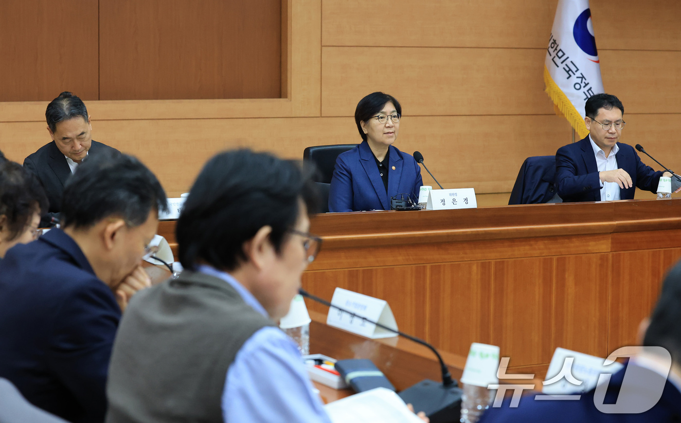 (서울=뉴스1) 임세영 기자 = 정은경 보건복지부 장관이 24일 서울 종로구 정부서울청사 별관 국제회의실에서 열린 제6차 국민연금기금운용위원회 회의에서 발언을 하고 있다. 2025 …