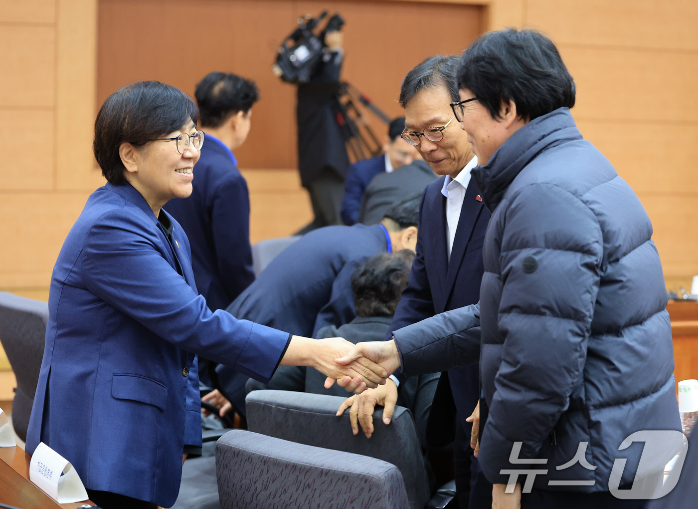 (서울=뉴스1) 임세영 기자 = 정은경 보건복지부 장관이 24일 서울 종로구 정부서울청사 별관 국제회의실에서 열린 제6차 국민연금기금운용위원회 회의에서 참석자들과 인사를 나누고 있 …