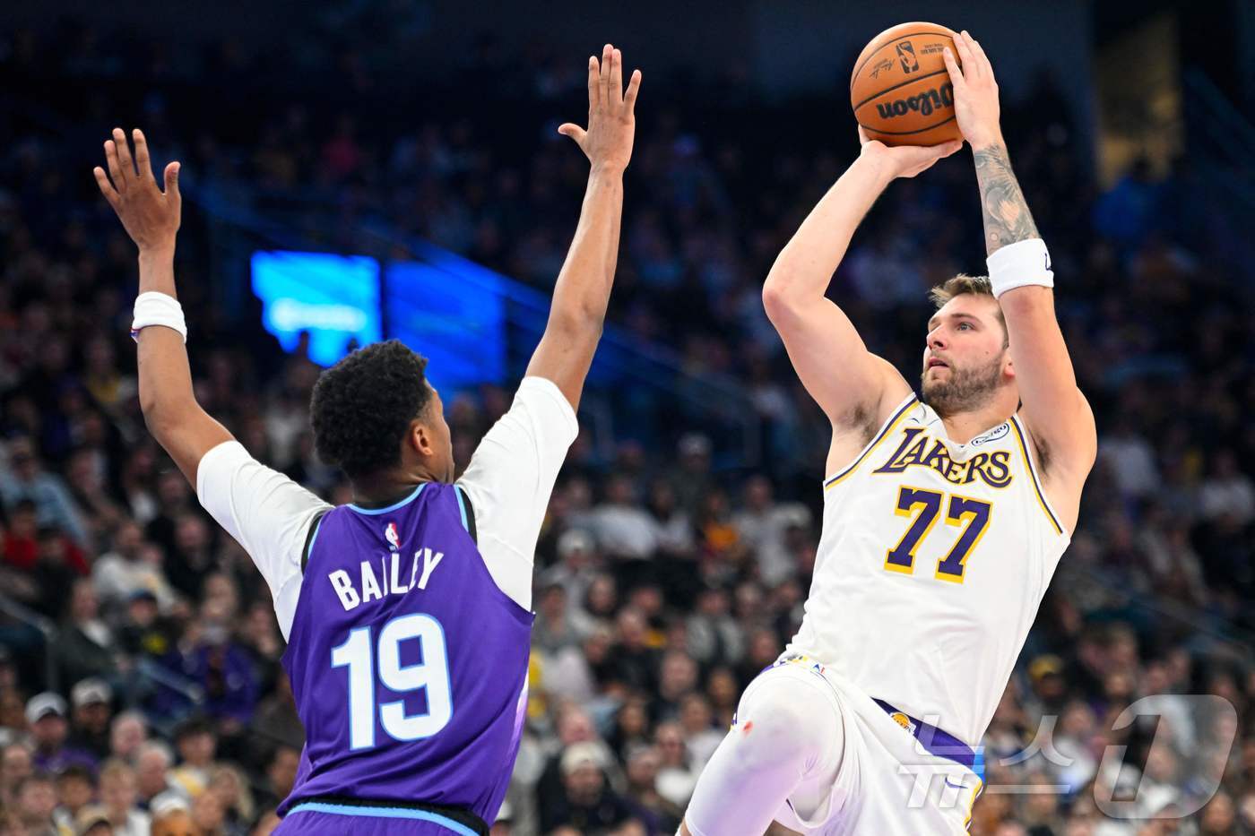 본문 이미지 - LA 레이커스 루카 돈치치&#40;오른쪽&#41;. ⓒ AFP=뉴스1