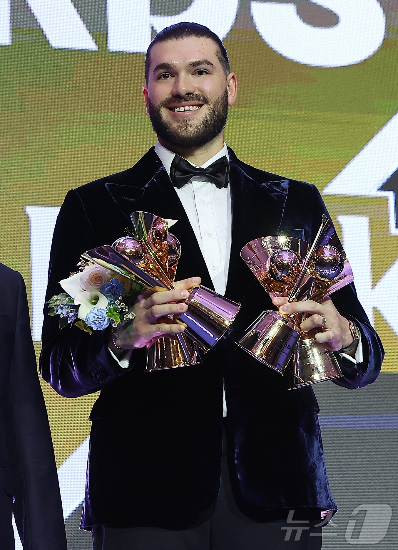 본문 이미지 - 24일 오후 서울 송파구 잠실 롯데월드 호텔에서 열린 프로야구 &#39;2025 신한 SOL 뱅크 KBO리그&#39; 시상식에서 투수 부문 평균자책점, 승리, 탈삼진, 승룰상을 수상한 한화 외국인 투수 폰세가 기념 촬영을 하고 있다. 2025.11.24/뉴스1 ⓒ News1 김진환 기자