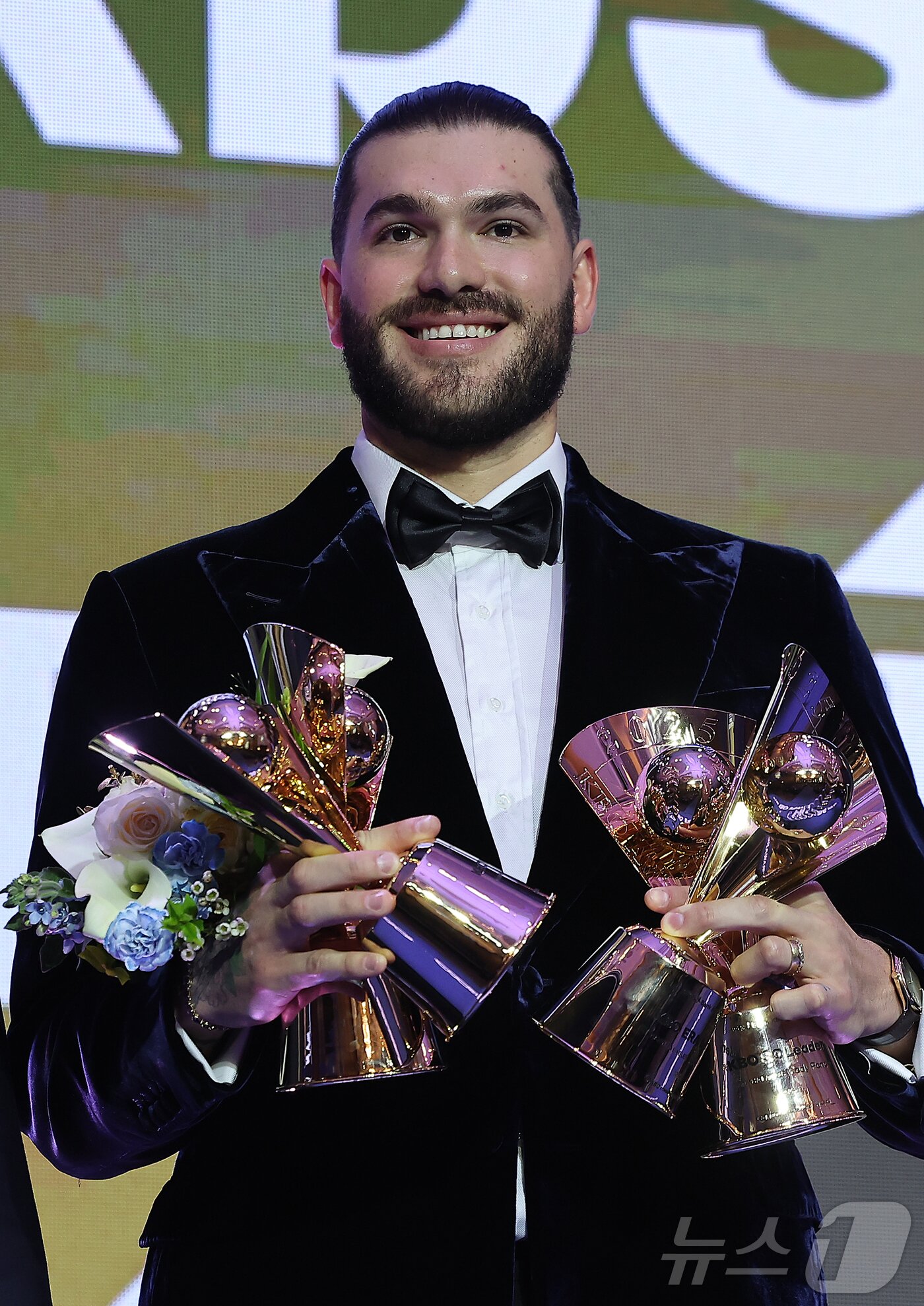 본문 이미지 - 24일 오후 서울 송파구 잠실 롯데월드 호텔에서 열린 프로야구 &#39;2025 신한 SOL 뱅크 KBO리그&#39; 시상식에서 투수 부문 평균자책점, 승리, 탈삼진, 승룰상을 수상한 한화 외국인 투수 폰세가 기념 촬영을 하고 있다. 2025.11.24/뉴스1 ⓒ News1 김진환 기자