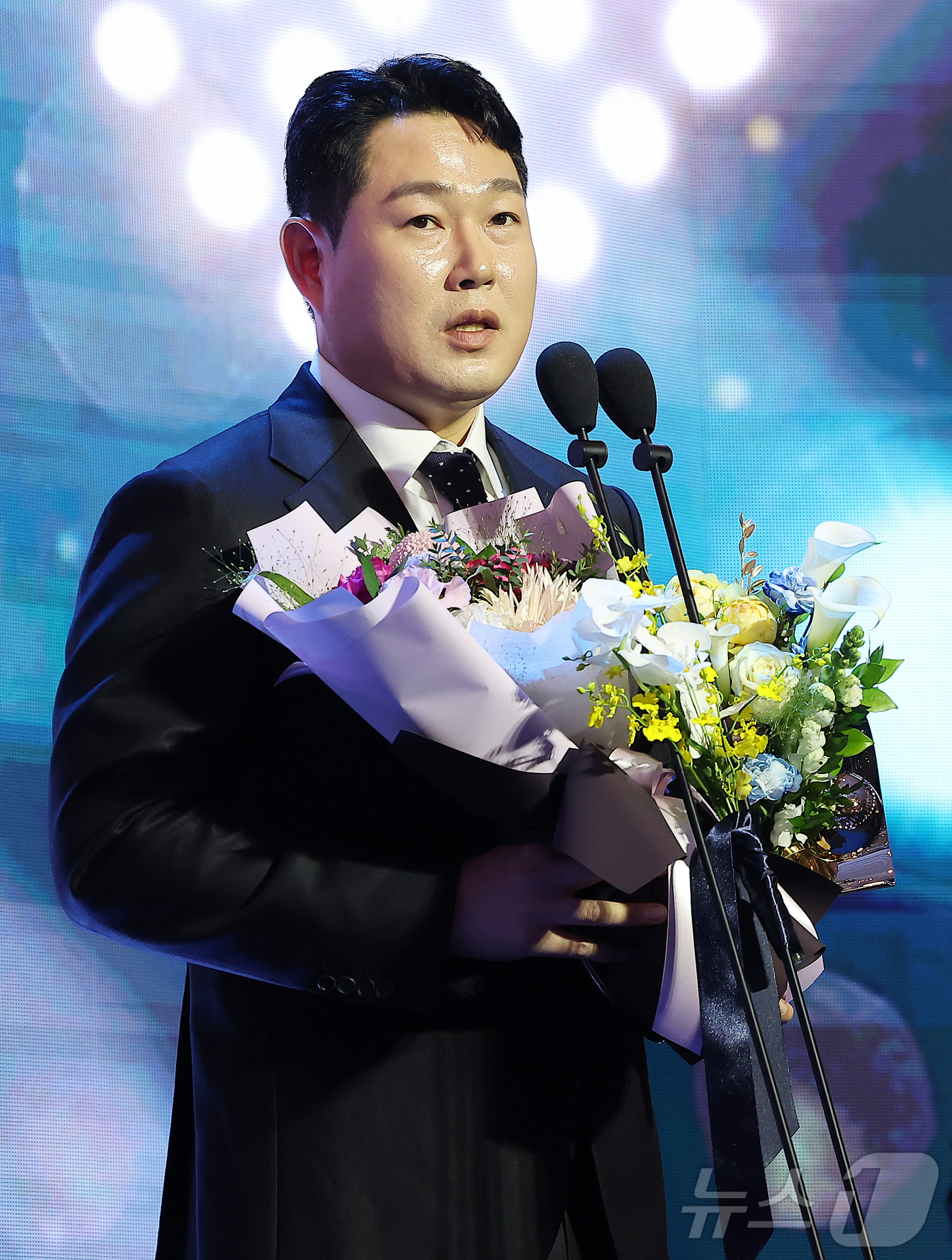 (서울=뉴스1) 김진환 기자 = 24일 오후 서울 송파구 잠실 롯데월드 호텔에서 열린 프로야구 '2025 신한 SOL 뱅크 KBO리그' 시상식에서 타자 부문 타율상을 수상한 두산 …