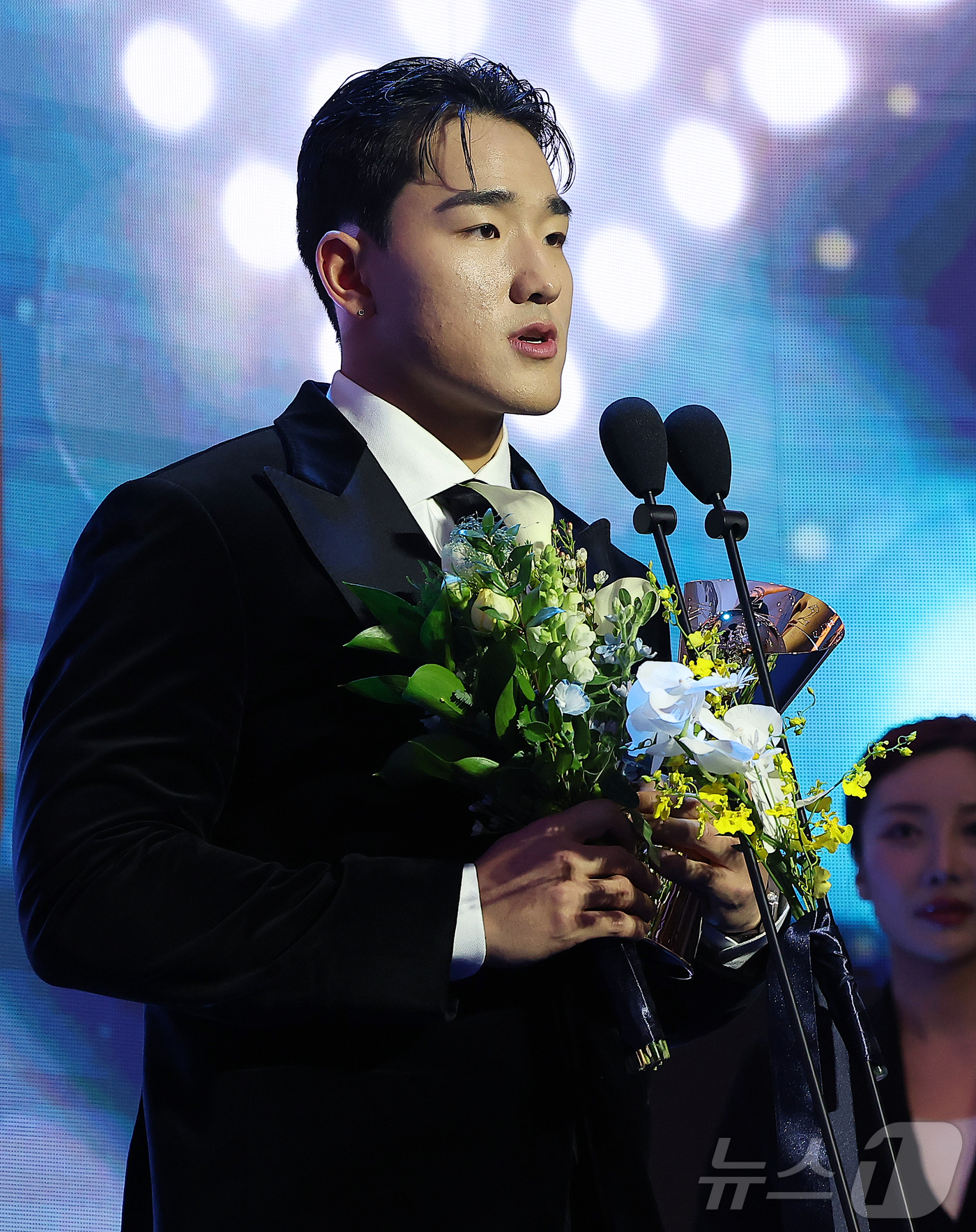 (서울=뉴스1) 김진환 기자 = 24일 오후 서울 송파구 잠실 롯데월드 호텔에서 열린 프로야구 '2025 신한 SOL 뱅크 KBO리그' 시상식에서 타자 부문 출루율상을 수상한 KT …