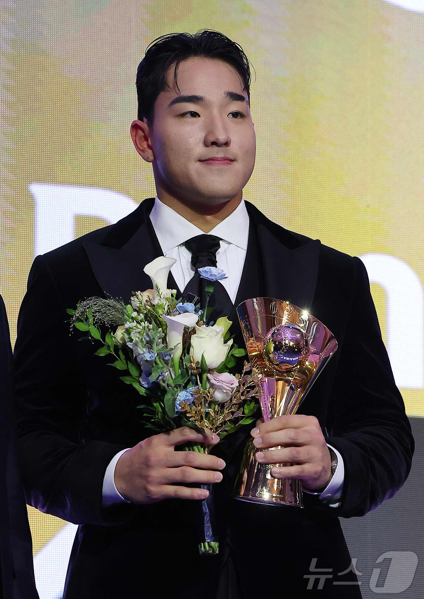 (서울=뉴스1) 김진환 기자 = 24일 오후 서울 송파구 잠실 롯데월드 호텔에서 열린 프로야구 '2025 신한 SOL 뱅크 KBO리그' 시상식에서 타자 부문 출루율상을 수상한 KT …