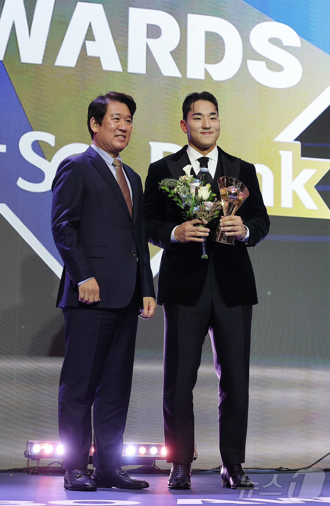 (서울=뉴스1) 김진환 기자 = 24일 오후 서울 송파구 잠실 롯데월드 호텔에서 열린 프로야구 '2025 신한 SOL 뱅크 KBO리그' 시상식에서 타자 부문 출루율상을 수상한 KT …