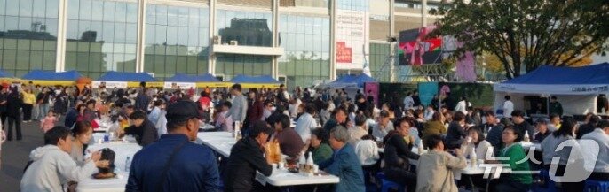 본문 이미지 - 청주 미식·주&#40;酒&#41;페스타 먹거리부스.&#40;청주시 제공. 재판매 및 DB금지&#41;/뉴스1