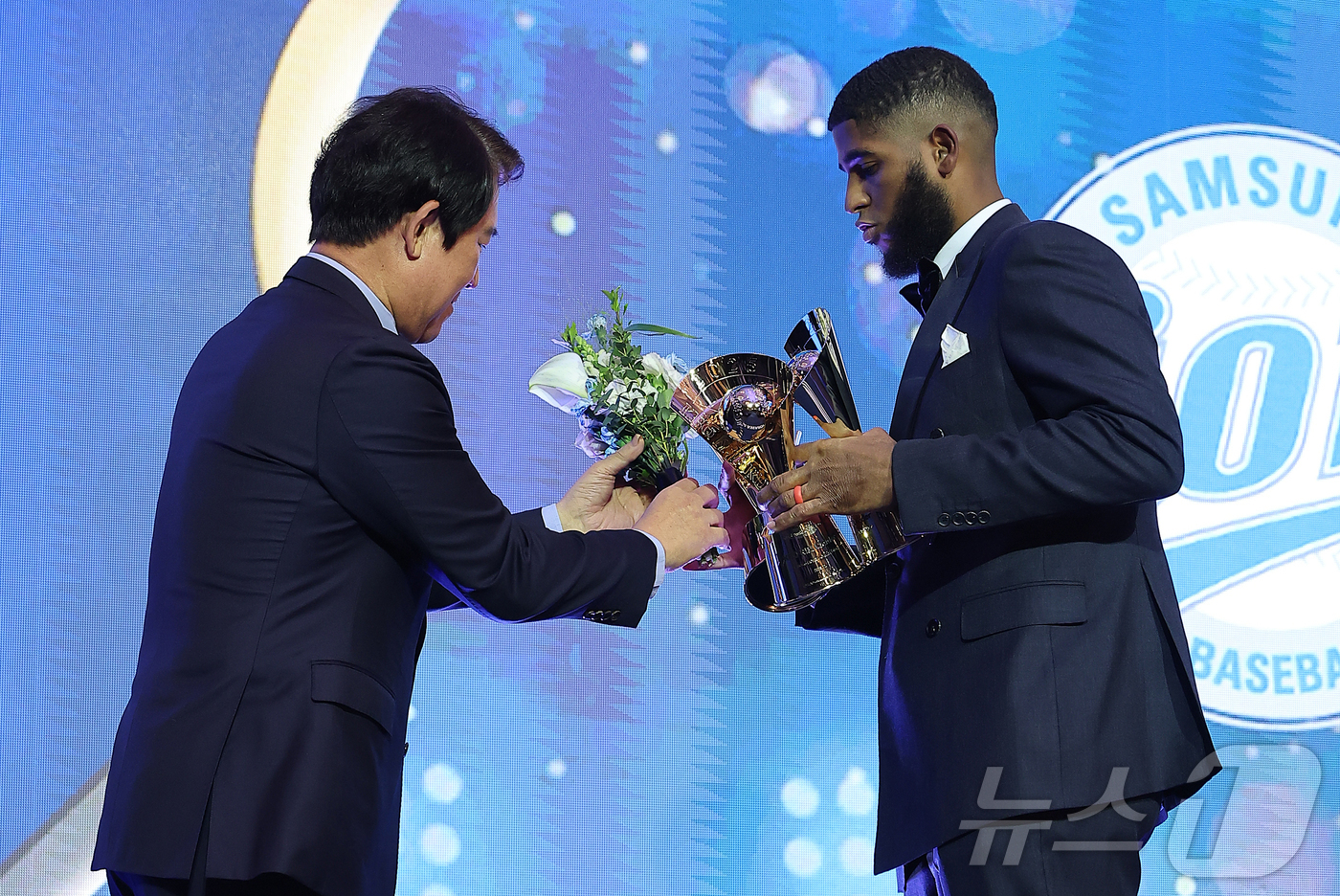 (서울=뉴스1) 김진환 기자 = 24일 오후 서울 송파구 잠실 롯데월드 호텔에서 열린 프로야구 '2025 신한 SOL 뱅크 KBO리그' 시상식에서 타자 부문 홈런, 타점, 장타율상 …