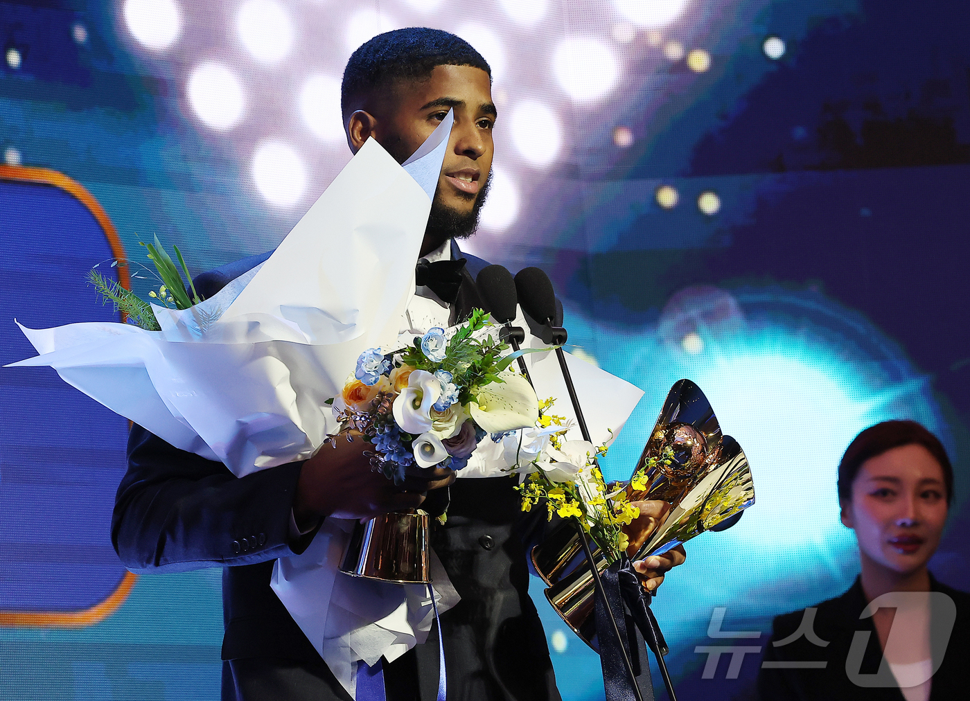 (서울=뉴스1) 김진환 기자 = 24일 오후 서울 송파구 잠실 롯데월드 호텔에서 열린 프로야구 '2025 신한 SOL 뱅크 KBO리그' 시상식에서 타자 부문 홈런, 타점, 장타율상 …