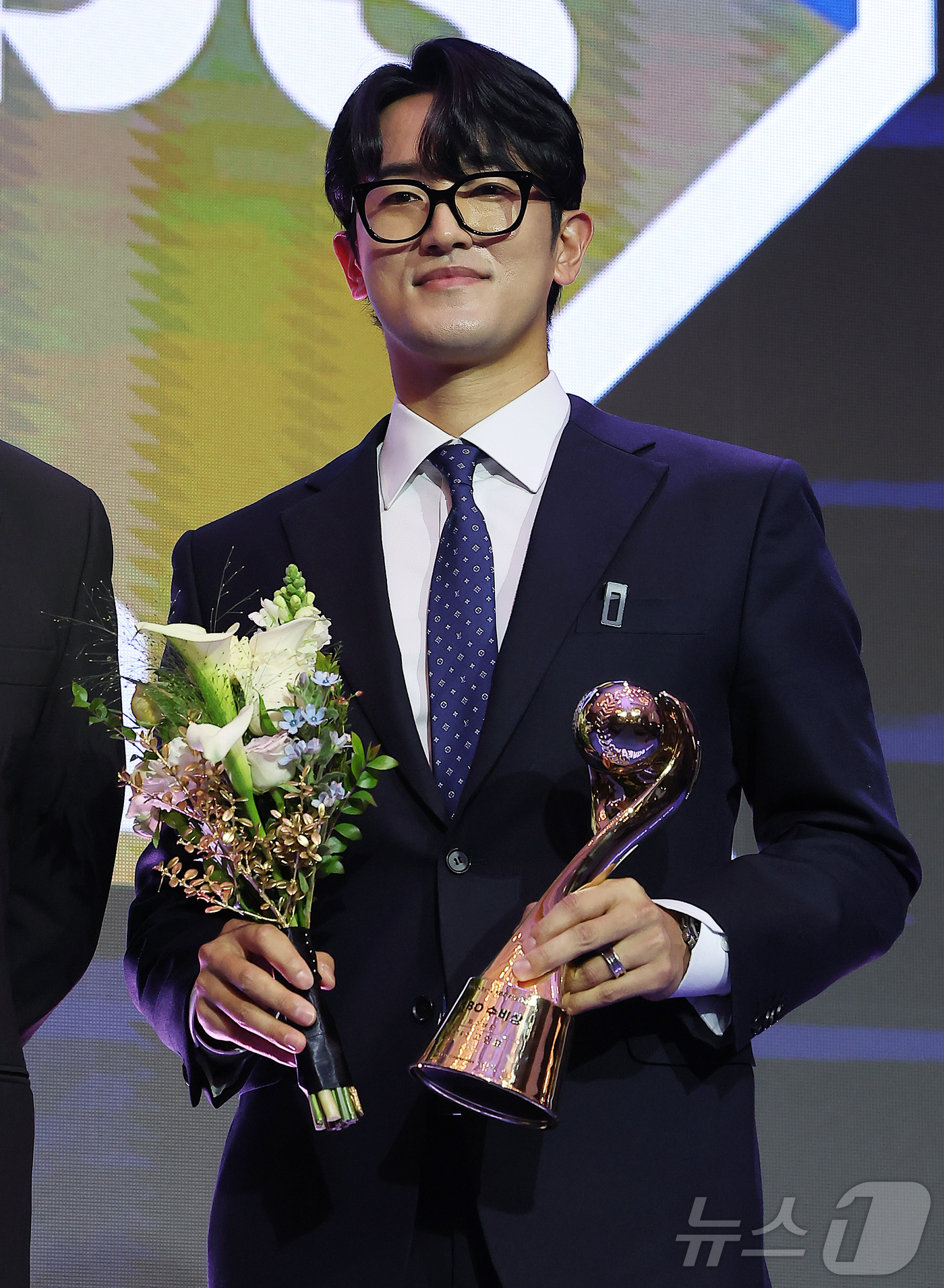 (서울=뉴스1) 김진환 기자 = 24일 오후 서울 송파구 잠실 롯데월드 호텔에서 열린 프로야구 '2025 신한 SOL 뱅크 KBO리그' 시상식에서 투수 부문 수비상을 수상한 KT …