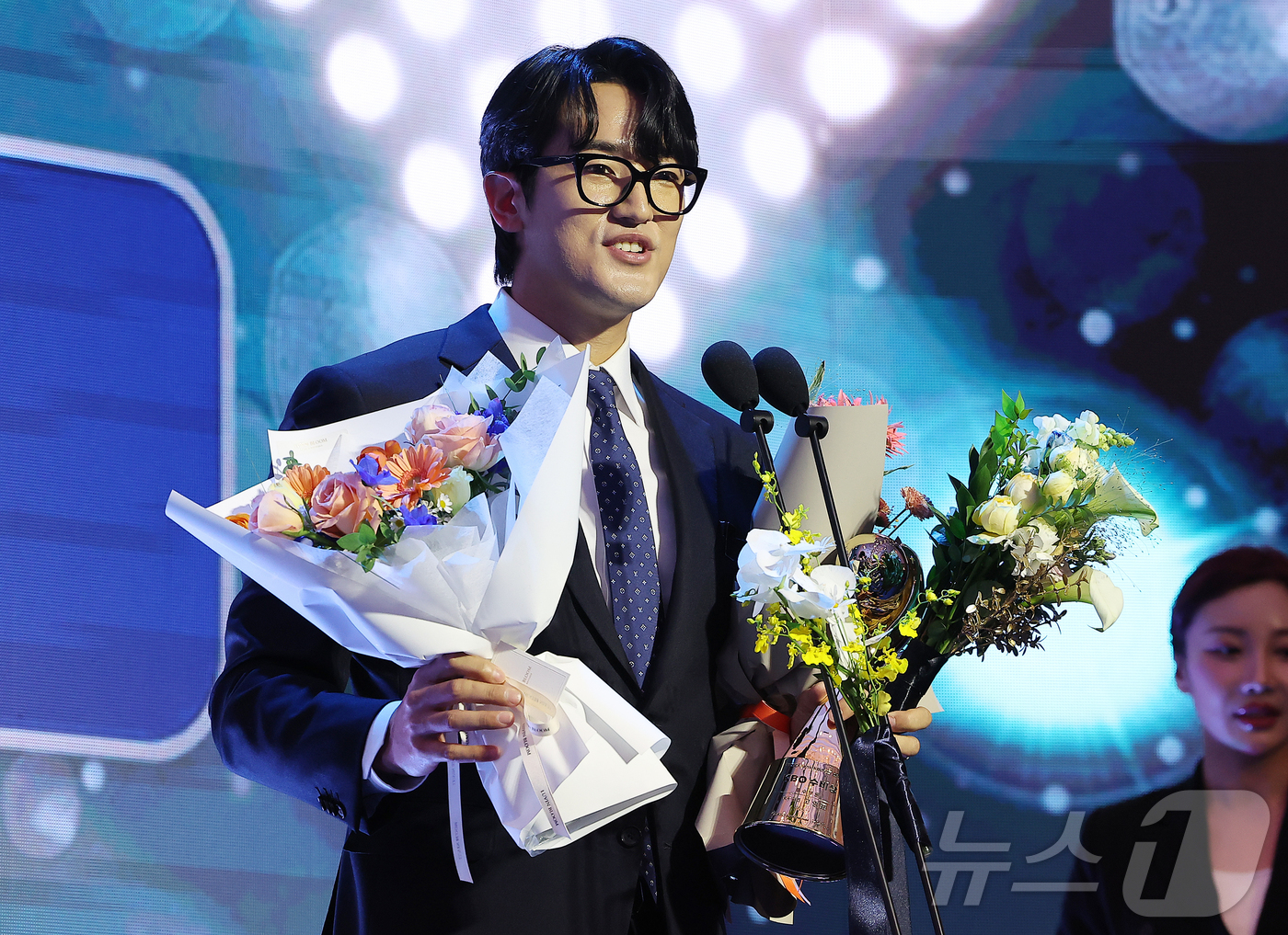 (서울=뉴스1) 김진환 기자 = 24일 오후 서울 송파구 잠실 롯데월드 호텔에서 열린 프로야구 '2025 신한 SOL 뱅크 KBO리그' 시상식에서 투수 부문 수비상을 수상한 KT …