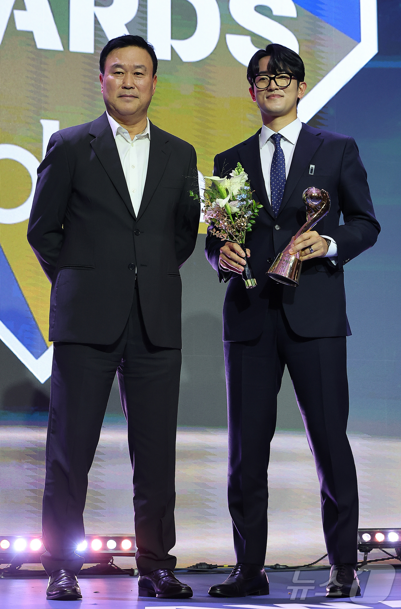 (서울=뉴스1) 김진환 기자 = 24일 오후 서울 송파구 잠실 롯데월드 호텔에서 열린 프로야구 '2025 신한 SOL 뱅크 KBO리그' 시상식에서 투수 부문 수비상을 수상한 KT …